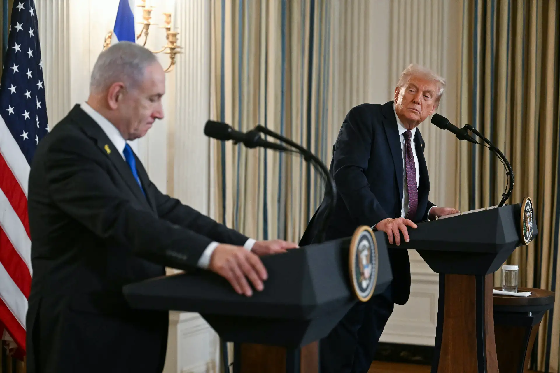 El presidente de Estados Unidos, Donald Trump, y el primer ministro israelí, Benjamin Netanyahu, participan en una conferencia de prensa conjunta en el Comedor de Estado de la Casa Blanca en Washington, DC.
Foto: AFP