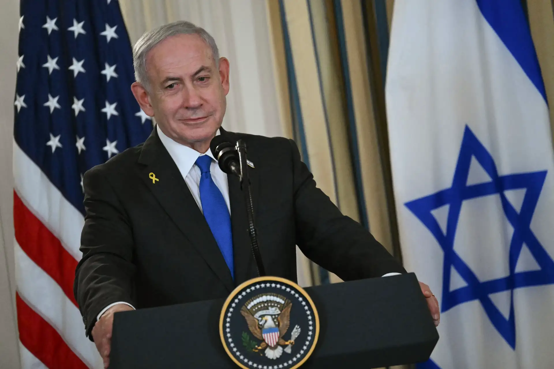El presidente de Estados Unidos, Donald Trump, y el primer ministro israelí, Benjamin Netanyahu, participan en una conferencia de prensa conjunta en el Comedor de Estado de la Casa Blanca en Washington, DC.
Foto: AFP