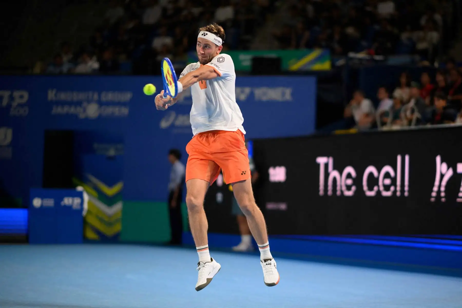 El estadounidense de 27 años, que había ganado a Alcaraz hace solo unas semanas en la Laver Cup, un torneo de exhibición por equipos, apenas pudo oponer resistencia, y sólo le hizo un break al español, en el segundo set y cuando 
el murciano sacaba con 5-2 para cerrar el partido. Foto: AFP