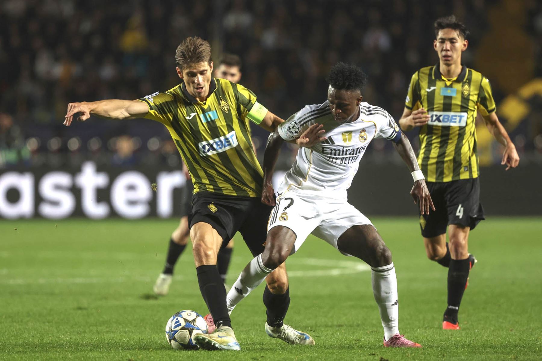 Aleksandr Martynovich del Kairat Almaty en acción contra Vinicius Junior del Real Madrid durante el partido de fútbol de la Liga de Campeones de la UEFA entre el Kairat Almaty y el Real Madrid, en Almaty (Kazajstán Foto: EFE