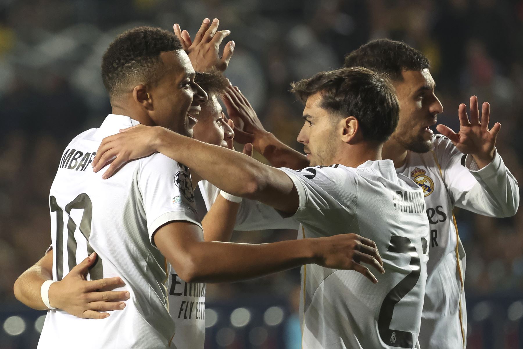 Kylian Mbappé del Real Madrid celebra con sus compañeros tras marcar el gol del 0-3 durante el partido de la UEFA Champions League entre el Kairat Almaty y el Real Madrid, en Almaty, Kazajistán.Foto: EFE