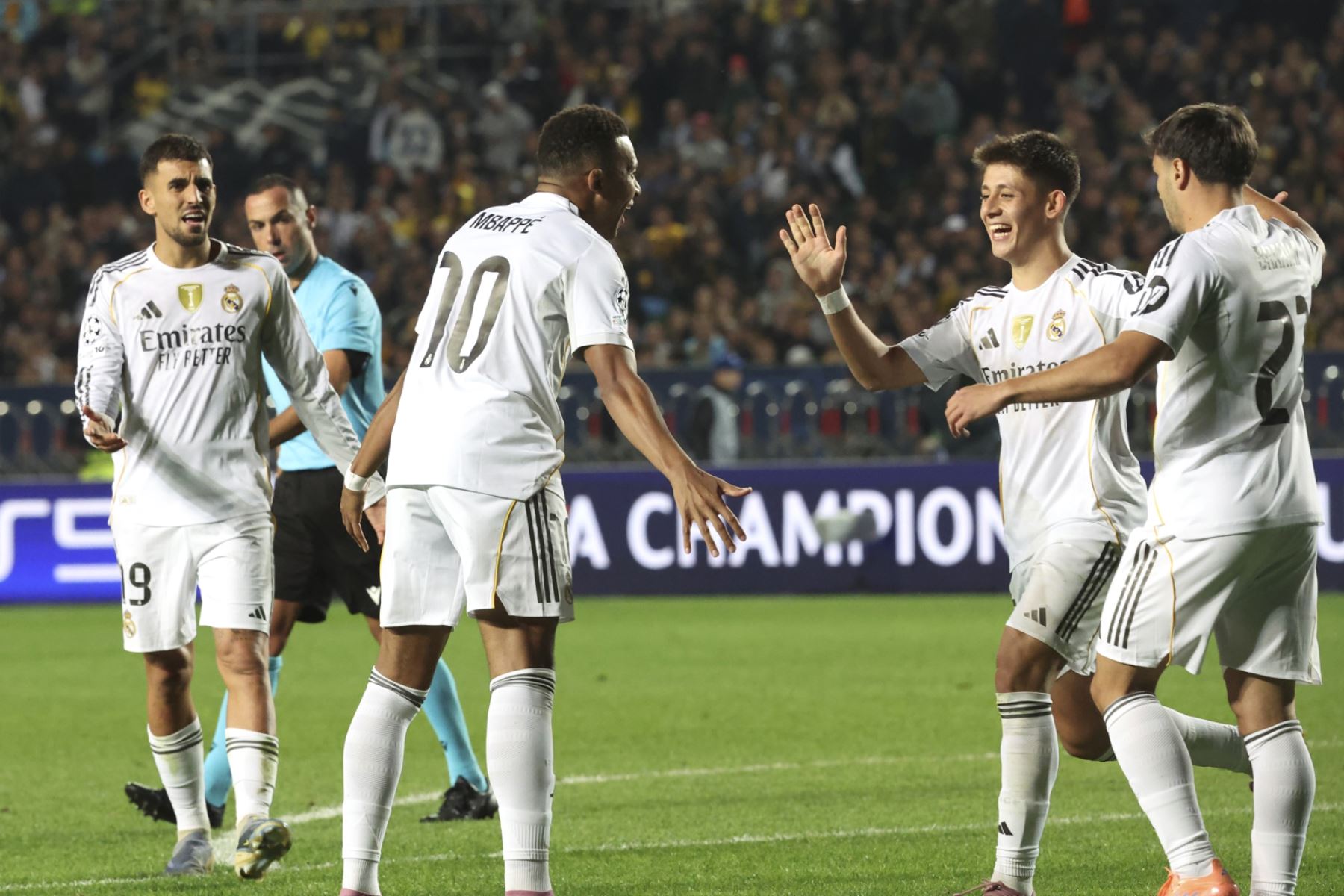 Kylian Mbappé del Real Madrid celebra con sus compañeros tras marcar el gol del 0-3 durante el partido de la UEFA Champions League entre el Kairat Almaty y el Real Madrid, en Almaty, Kazajistán.Foto: EFE