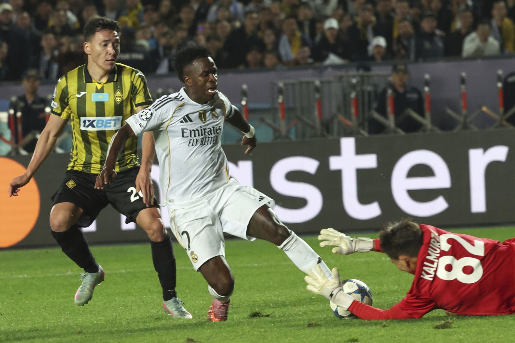 Erkin Tapalov y el portero Sherhan Kalmurza del Kairat Almaty en acción contra Vinicius Junior del Real Madrid durante el partido de fútbol de la Liga de Campeones de la UEFA entre el Kairat Almaty y el Real Madrid, en Almaty, Kazajistán. Foto: EFE