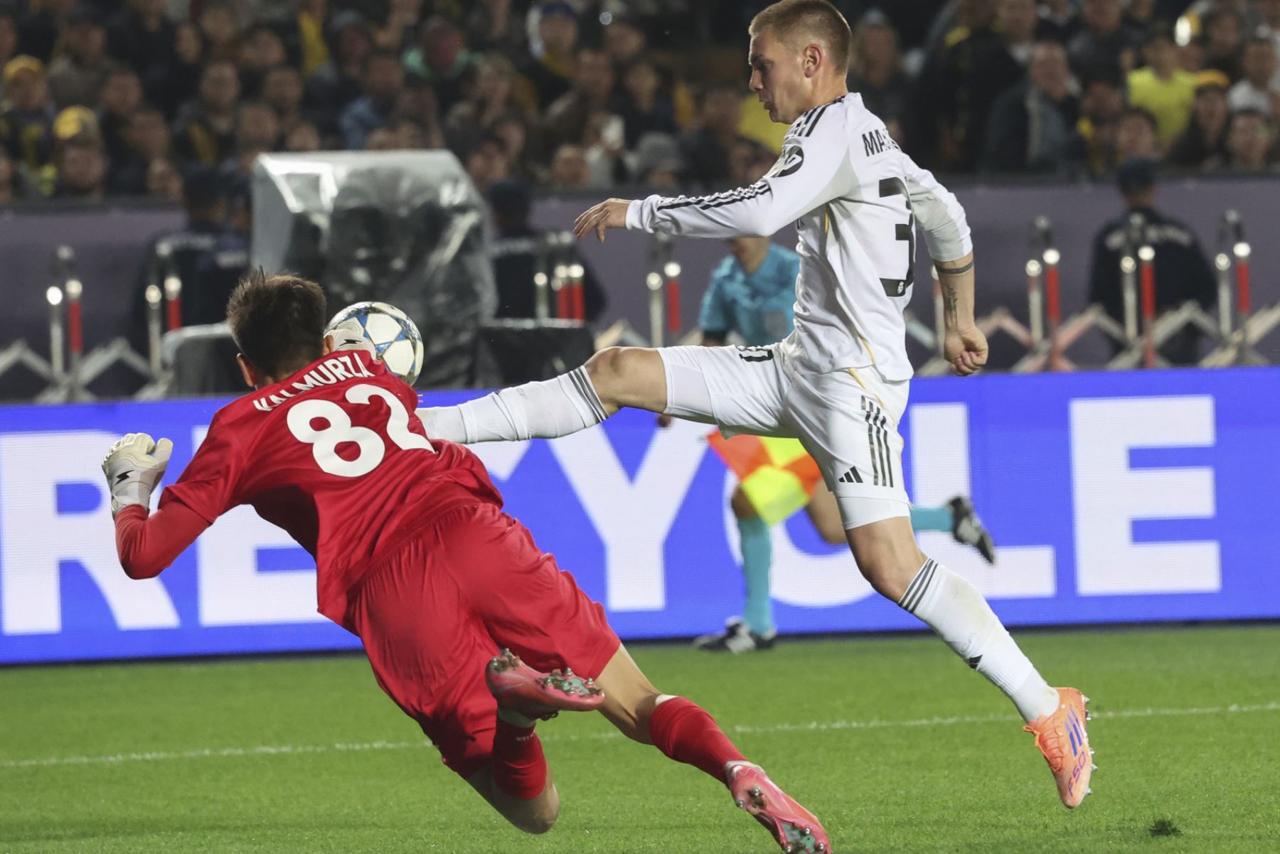El portero Sherhan Kalmurza del Kairat Almaty en acción contra Franco Mastantuono del Real Madrid durante el partido de fútbol de la Liga de Campeones de la UEFA entre el Kairat Almaty y el Real Madrid, en Almaty, Kazajistán. Foto: EFE