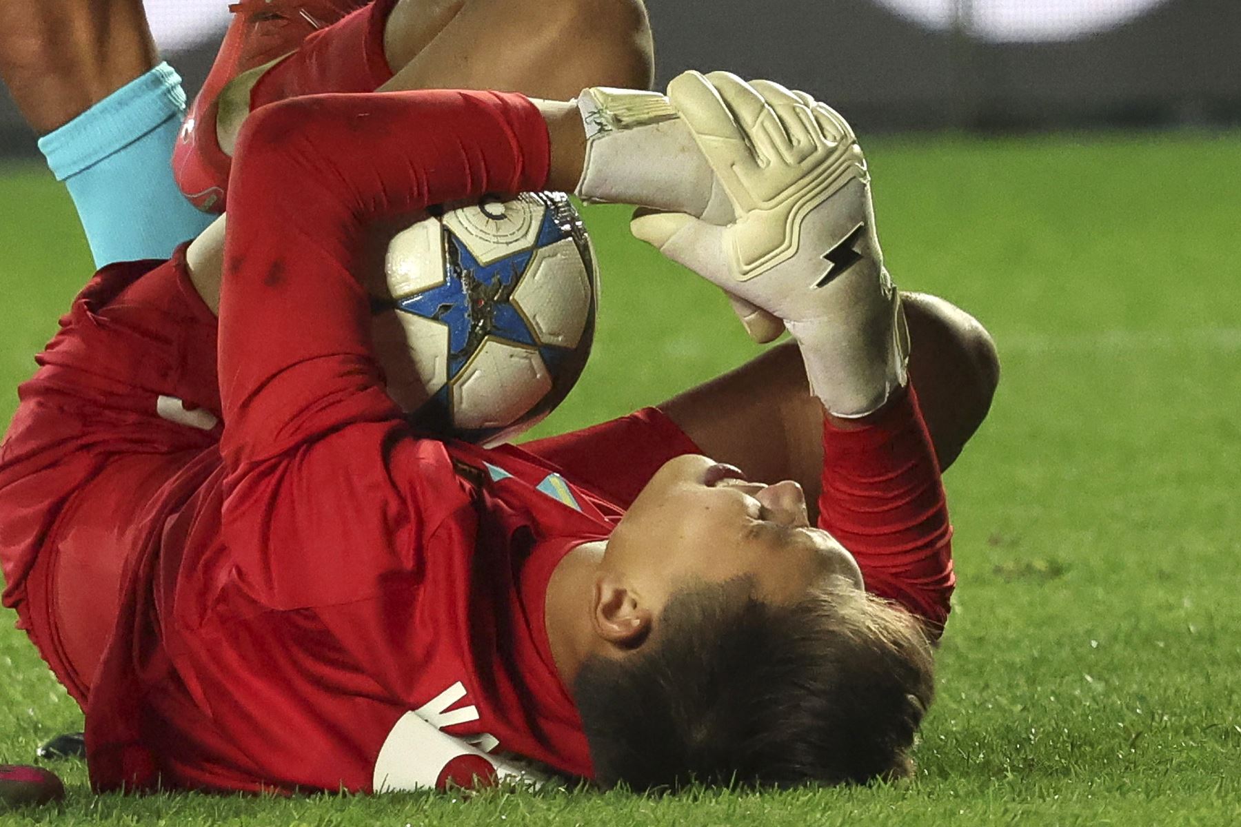 El portero Sherhan Kalmurza del Kairat Almaty en acción durante el partido de fútbol de la Liga de Campeones de la UEFA entre el Kairat Almaty y el Real Madrid, en Almaty. Foto: EFE