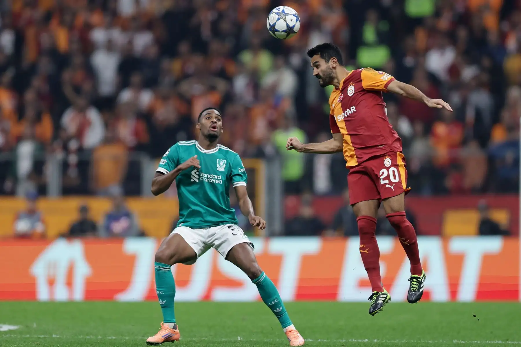 Ryan Gravenberch  del Liverpool en acción contra Ilkay Gundogan  del Galatasaray durante el partido de la fase de grupos de la UEFA Champions League entre Galatasaray y Liverpool en Estambul, Turquía.
Foto: EFE