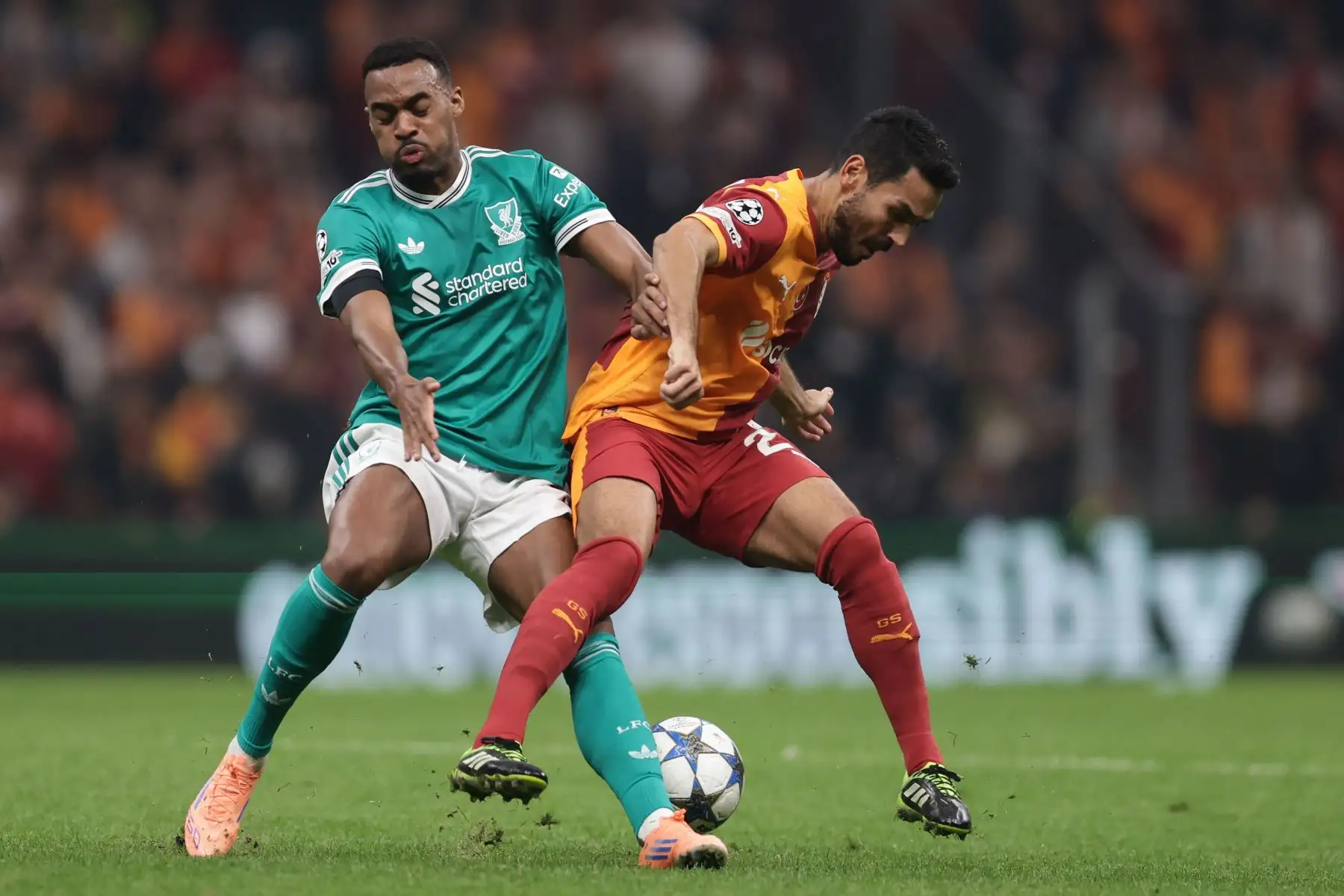 Ryan Gravenberch del Liverpool en acción contra Ilkay Gundogan del Galatasaray durante el partido de la fase de grupos de la UEFA Champions League entre el Galatasaray y el Liverpool en Estambul, Turquía.
Foto: EFE
