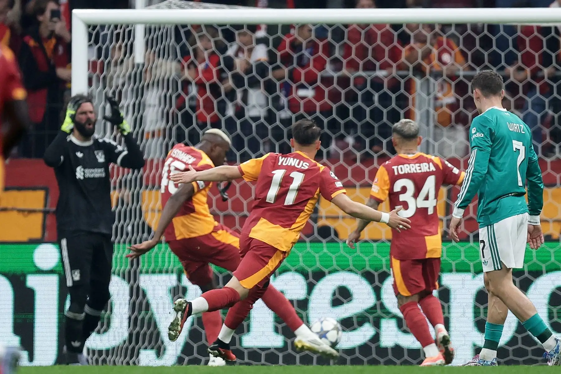 Victor Osimhen  del Galatasaray marca el gol del 1-0 durante el partido de la fase de grupos de la UEFA Champions League entre el Galatasaray y el Liverpool en Estambul, Turquía.
Foto: EFE