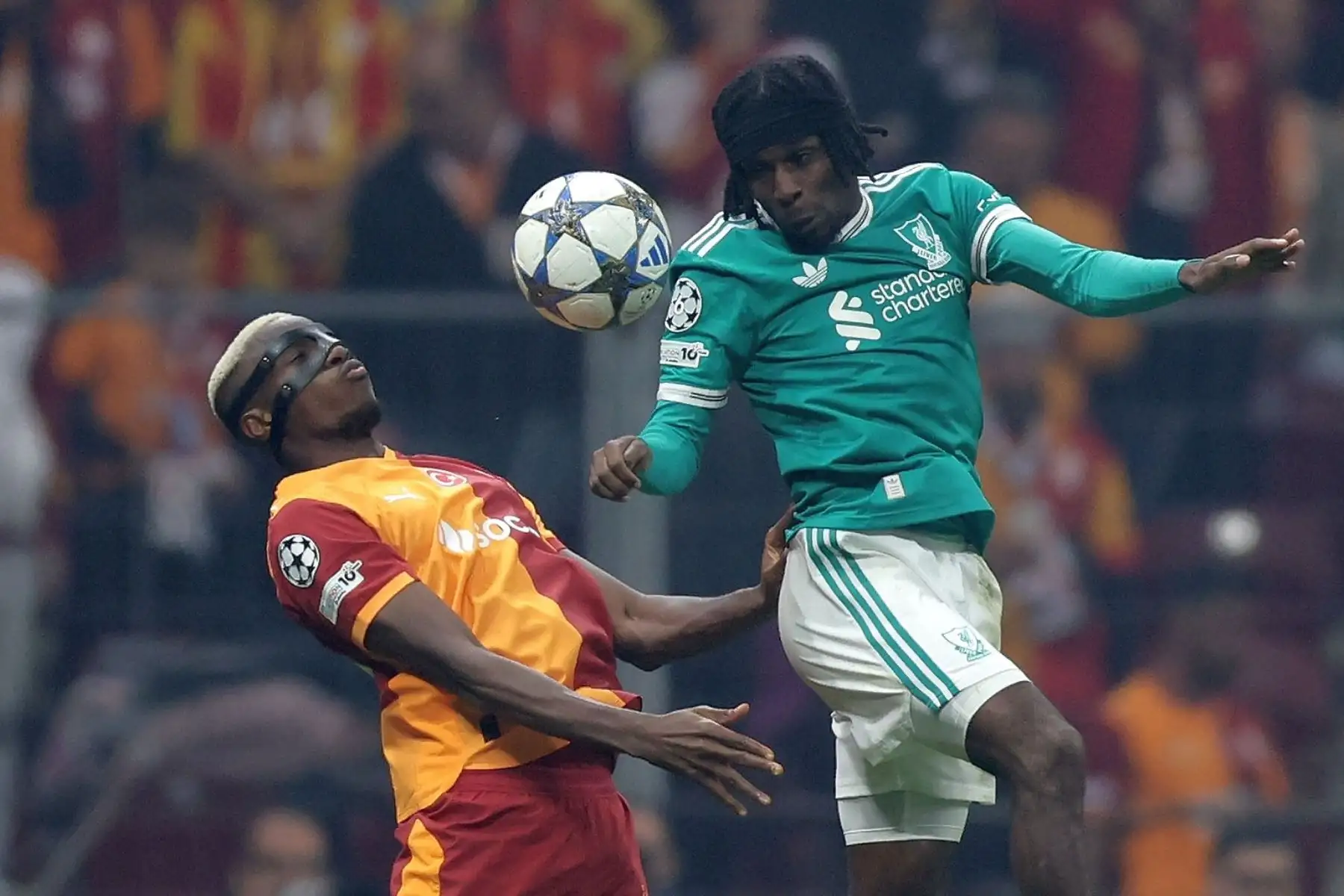 Victor Osimhen  del Galatasaray en acción contra Jeremie Frimpong  del Liverpool durante el partido de la fase de grupos de la UEFA Champions League entre el Galatasaray y el Liverpool en Estambul, Turquía.
Foto: EFE