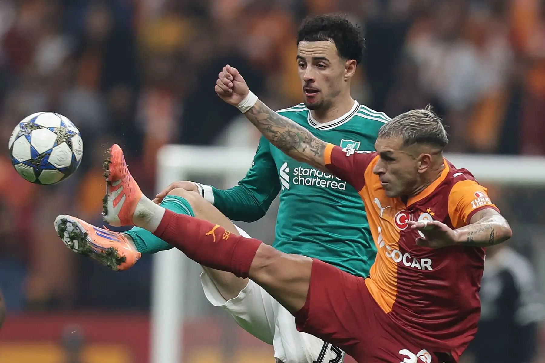 Curtis Jones del Liverpool en acción contra Lucas Torreira del Galatasaray durante el partido de la fase de grupos de la UEFA Champions League entre Galatasaray y Liverpool en Estambul, Turquía.
Foto: EFE