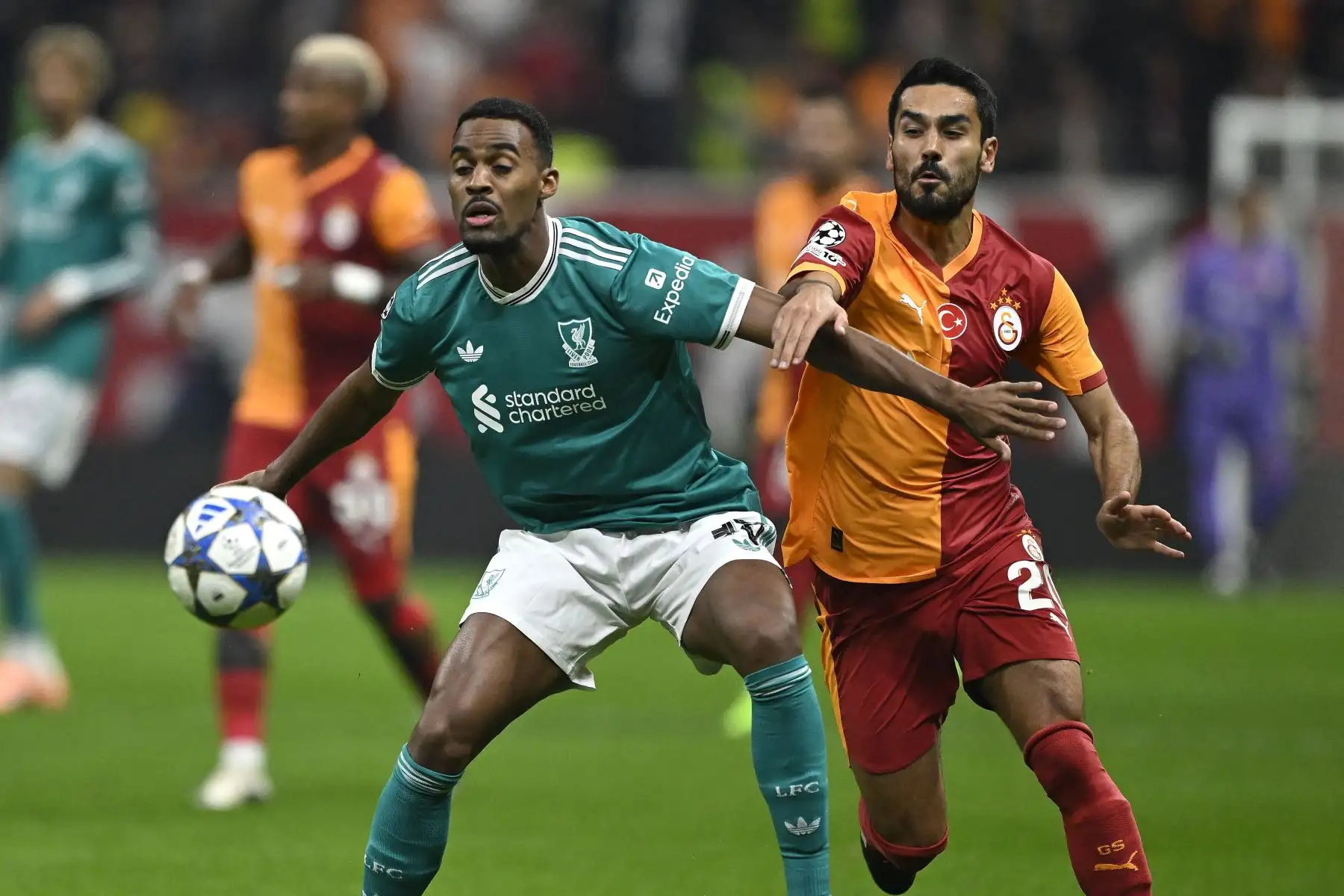 El delantero holandés del Liverpool, Cody Gakpo  y el centrocampista alemán  del Galatasaray, Ilkay Gundogan , luchan por el balón durante el partido de la segunda jornada de la primera ronda de la UEFA Champions League entre el Galatasaray  y el Liverpool en el Ali Sami Yen Spor Kompleksi en Estambul.
Foto: AFP