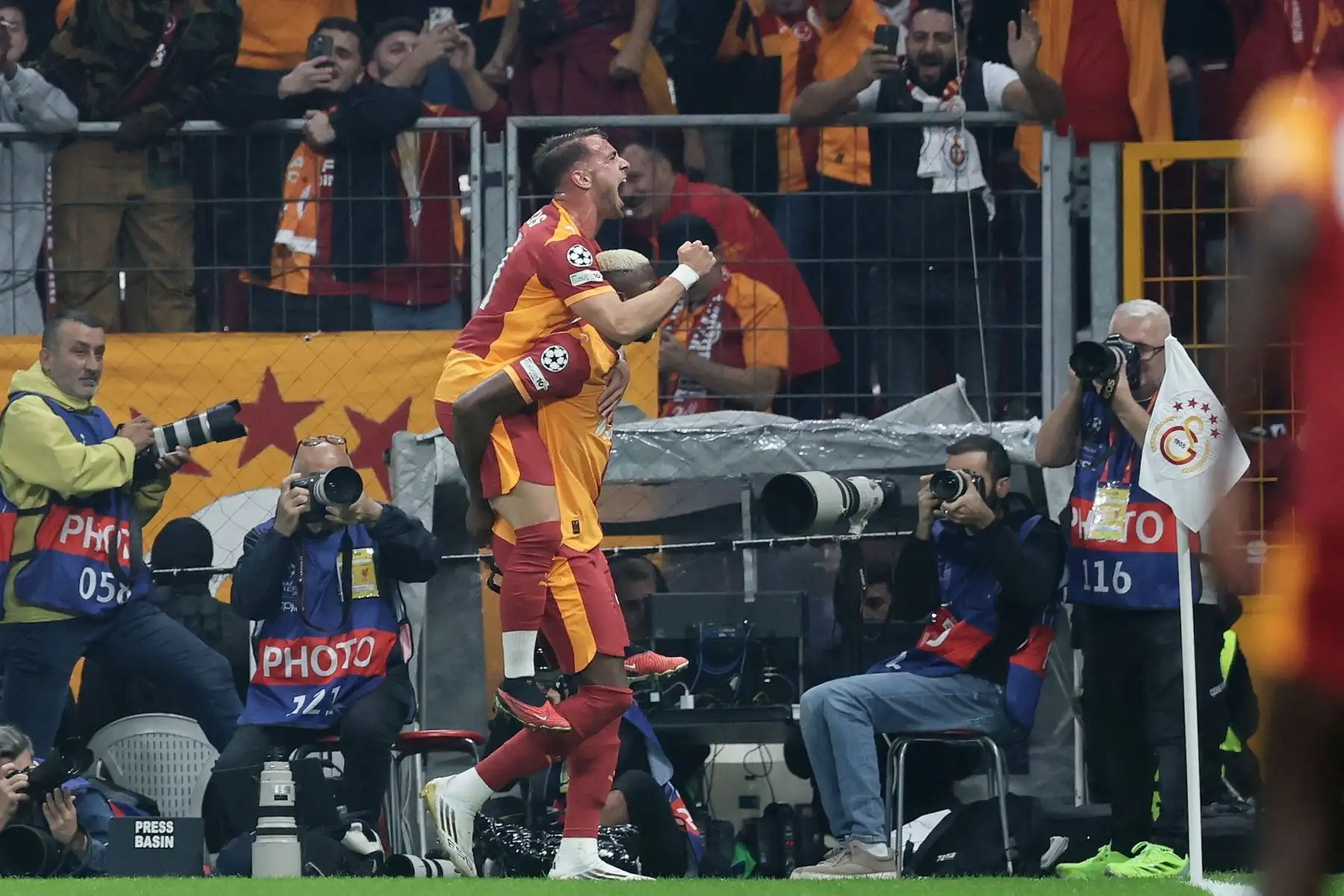 Victor Osimhen celebra con Yunus Akgun  tras marcar el gol del 1-0 durante el partido de la fase de grupos de la UEFA Champions League entre el Galatasaray y el Liverpool en Estambul, Turquía.
Foto: EFE