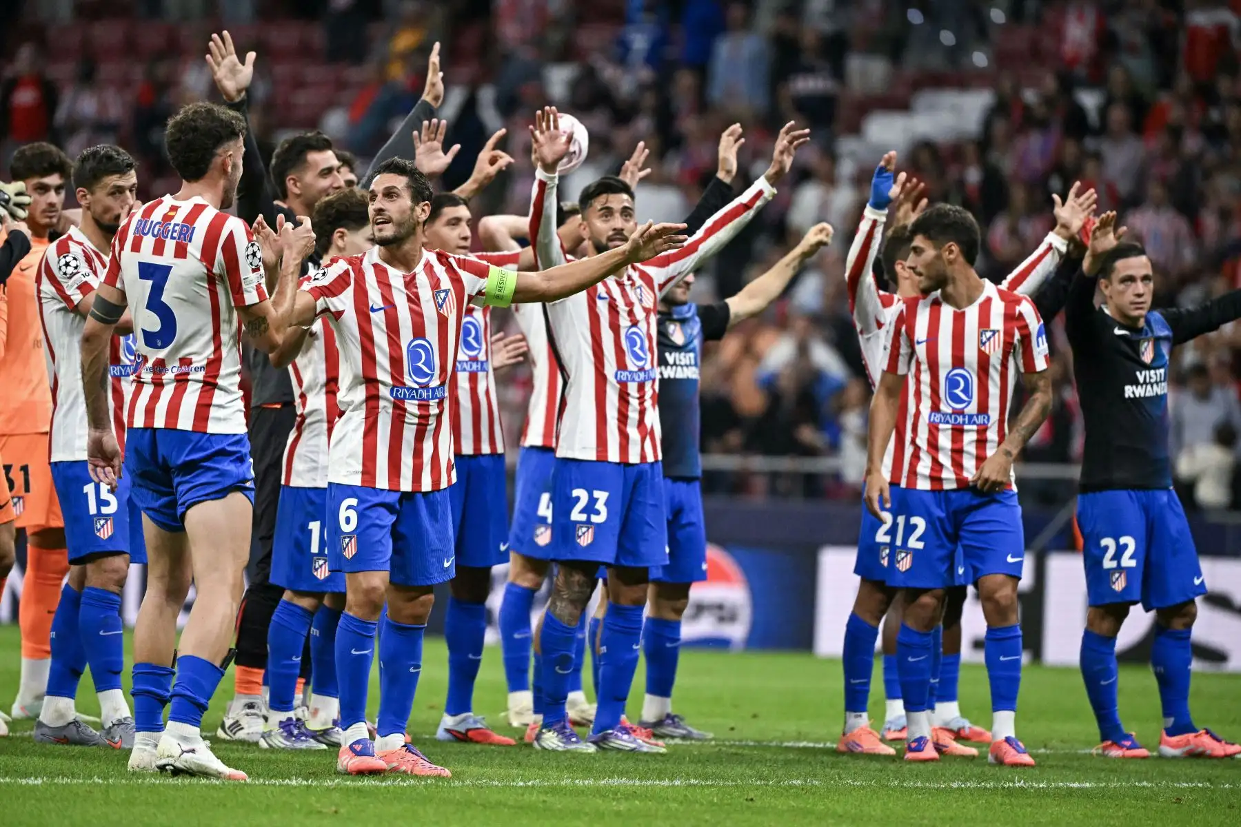 Los jugadores del Atlético de Madrid celebran la victoria en la segunda jornada de la fase de liga de la UEFA Champions League entre el Club Atlético de Madrid y el Eintracht Frankfurt en el estadio Metropolitano de Madrid.
Foto: AFP