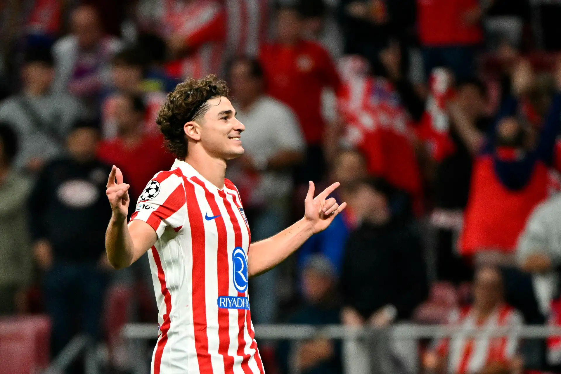 El delantero argentino  del Atlético de Madrid, Julián Álvarez, celebra el quinto gol de su equipo desde el punto de penalti durante el partido de la segunda jornada de la fase de liga de la UEFA Champions League entre el Club Atlético de Madrid y el Eintracht Frankfurt en el estadio Metropolitano de Madrid.
Foto: AFP