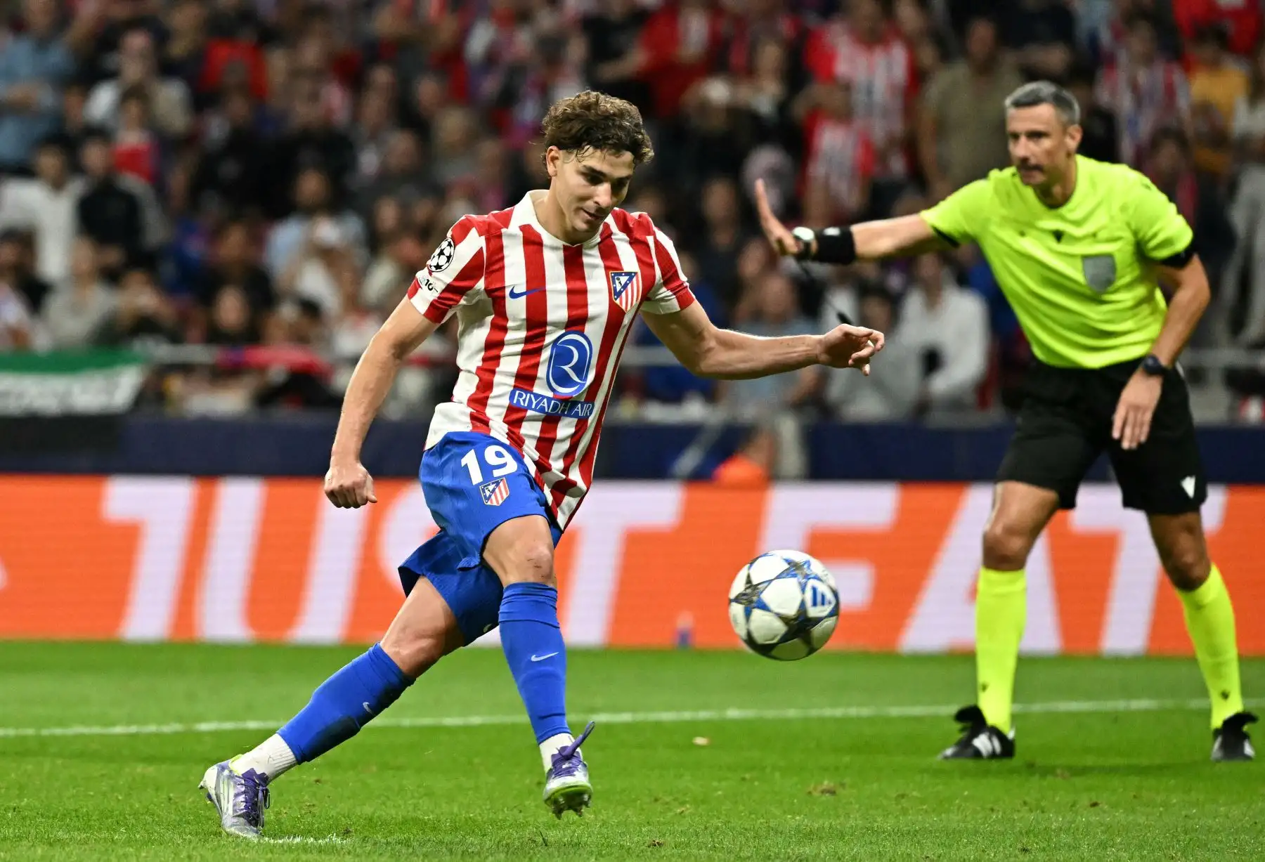 El delantero argentino  del Atlético de Madrid, Julián Álvarez, marca el quinto gol de su equipo desde el punto de penalti durante el partido de la segunda jornada de la fase de liga de la UEFA Champions League entre el Club Atlético de Madrid y el Eintracht Frankfurt en el estadio Metropolitano de Madrid.
Foto: AFP