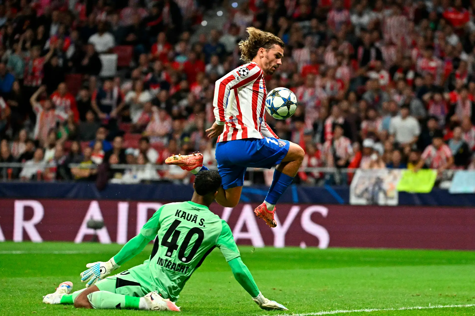 El delantero francés del Atlético de Madrid, Antoine Griezmann, marca un gol que luego fue anulado durante el partido de fútbol de la jornada 2 de la fase de liga de la UEFA Champions League entre el Club Atlético de Madrid y el Eintracht Frankfurt en el estadio Metropolitano de Madrid.
Foto: AFP