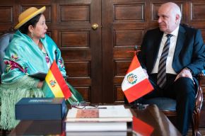 Vicecanciller Félix Denegri Boza y canciller boliviana, Celinda Sosa, se reunieron en Bogotá, Colombia.