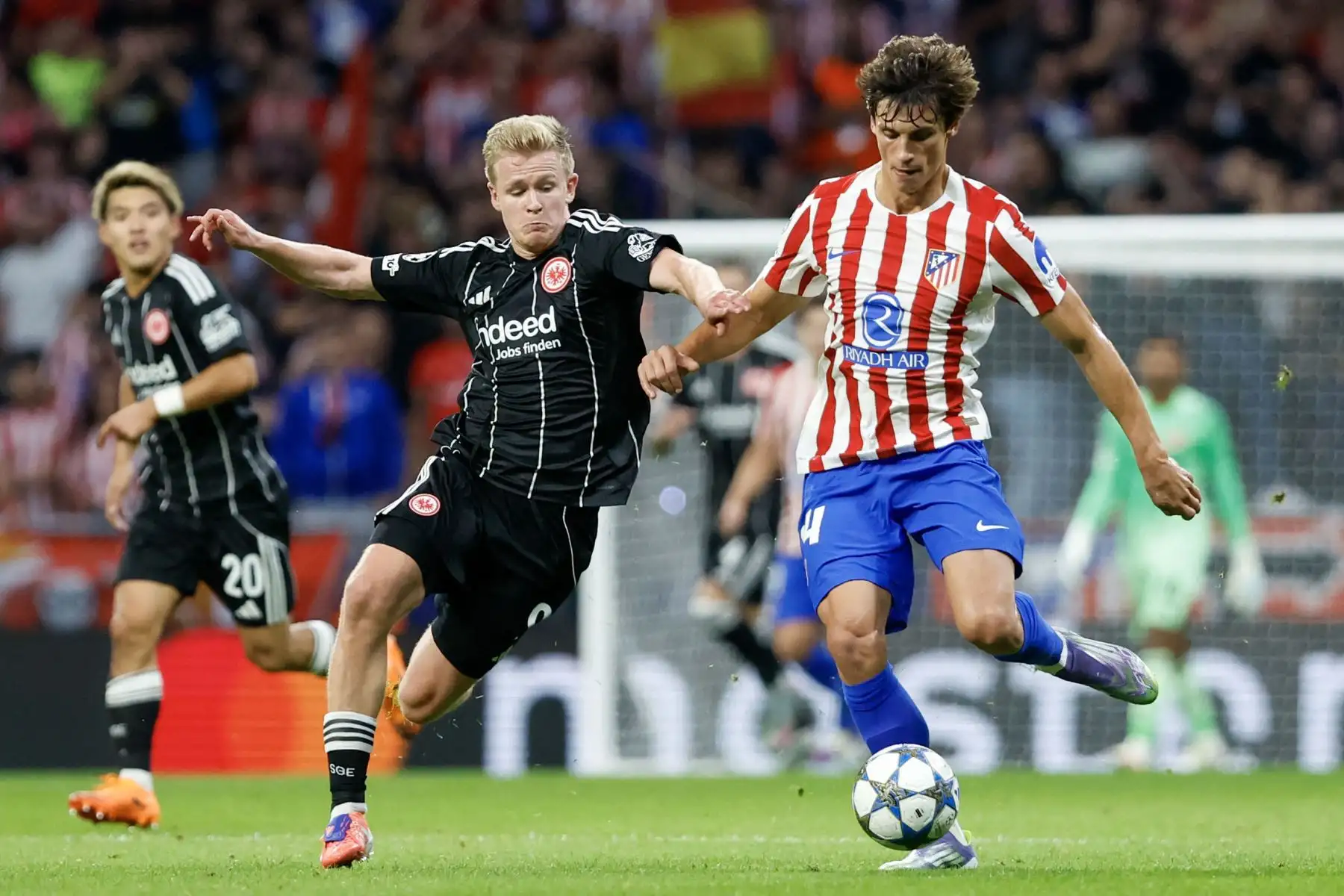 El defensa español del Atlético de Madrid, Robin Le Normand, disputa el balón con el delantero alemán del Eintracht Frankfurt, Jonathan Burkardt, durante el partido de la segunda jornada de la fase de liga de la UEFA Champions League entre el Club Atlético de Madrid y el Eintracht Frankfurt en el estadio Metropolitano de Madrid.
Foto: AFP