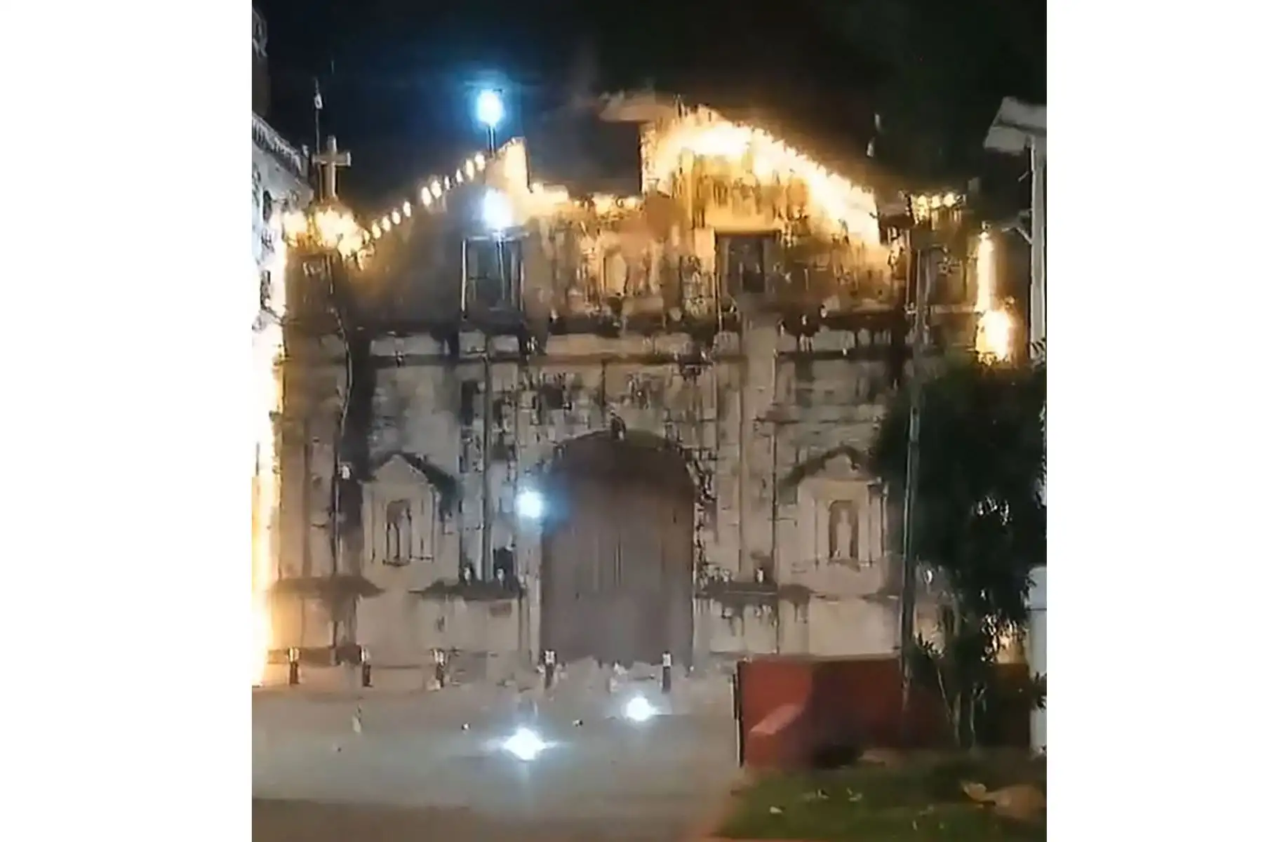 Esta captura de pantalla, tomada de un video UGC cortesía de la usuaria de Facebook Martham Pacilan, muestra la cruz de una iglesia cayendo debido a las vibraciones de un terremoto en la isla de Bantayan, en el centro de Filipinas.
Foto: AFP