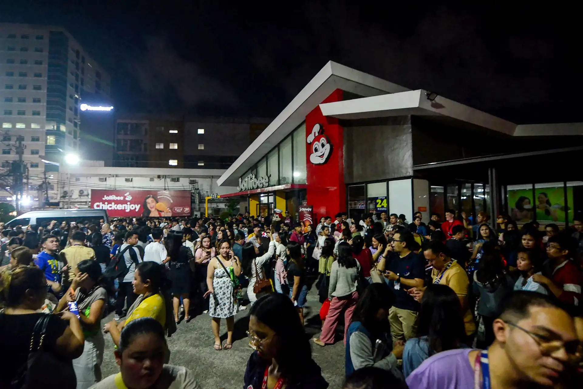 Personas se congregan en una calle tras el terremoto en Cebú, en el centro de Filipinas. Un sismo de magnitud 6,9 sacudió la costa central de Filipinas.
Foto: AFP