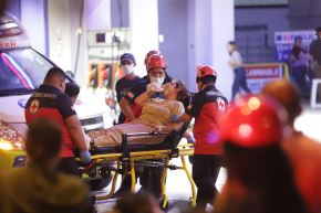 Una mujer herida es trasladada a una ambulancia después de un terremoto en la ciudad de Ilo-Ilo, Filipinas. Foto: EFE