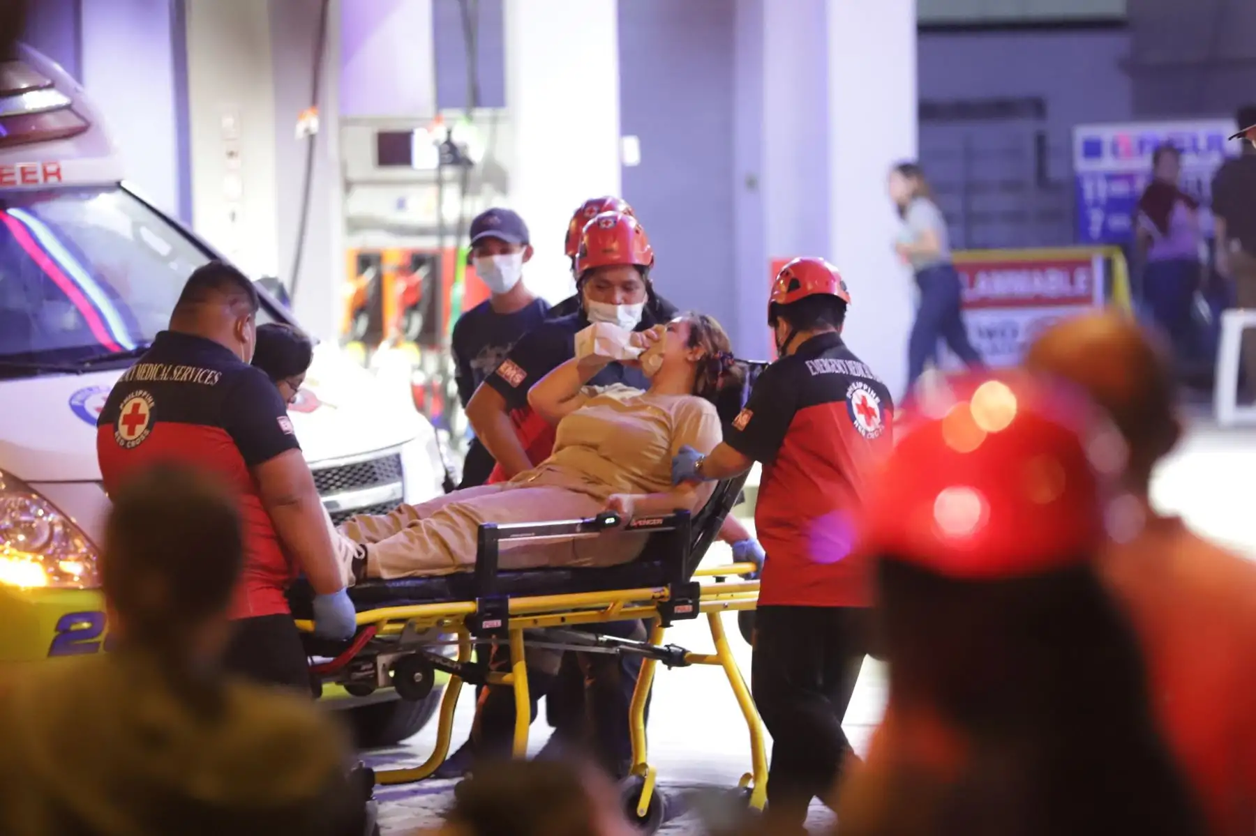 Una mujer herida es trasladada a una ambulancia después de un terremoto en la ciudad de Ilo-Ilo, Filipinas.. Un terremoto de magnitud 6,9 sacudió el centro de Filipinas, según el Instituto Filipino de Vulcanología y Sismología.
Foto: EFE