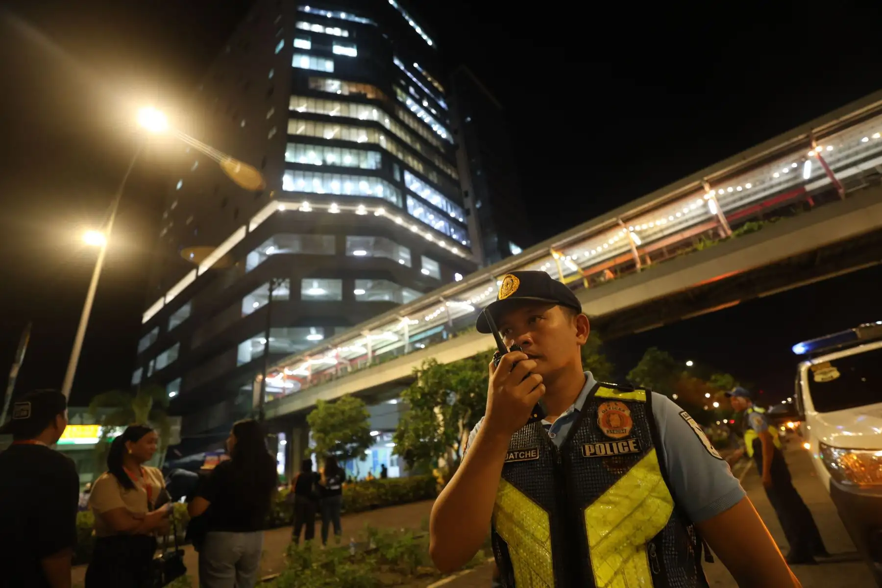 Un hombre filipino sostiene una radio afuera de un edificio de oficinas después de un terremoto en la ciudad de Ilo-Ilo, Filipinas. Un terremoto de magnitud 6,9 sacudió el centro de Filipinas, según el Instituto Filipino de Vulcanología y Sismología.
Foto: EFE