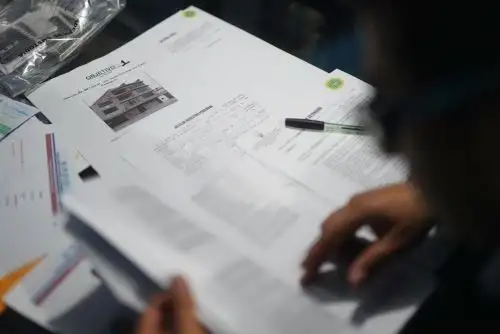 La investigación, conducida por el fiscal provincial Raúl Ernesto Martínez Huamán y el fiscal adjunto provincial Francisco Alarcón Solis, permitió demostrar que el Pardavé, sin contar con título de abogado, se valió de una supuesta experiencia como letrado, incluso alegando que se había desempeñado como fiscal, para engañar a dos mujeres cuyos familiares se encontraban recluidos en el establecimiento penitenciario de Lurigancho,ANDINA/Difusión