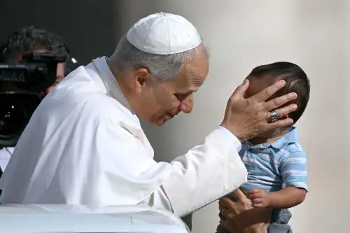 El Papa León XIV saluda a los peregrinos en el Vaticano