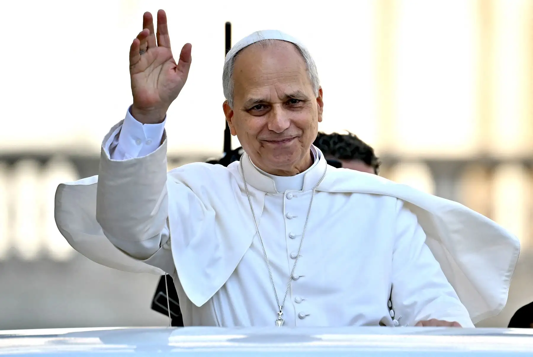 El Papa León XIV saluda a los peregrinos reunidos en la Plaza de San Pedro a su llegada a la Audiencia General Semanal en el Vaticano. Foto: AFP