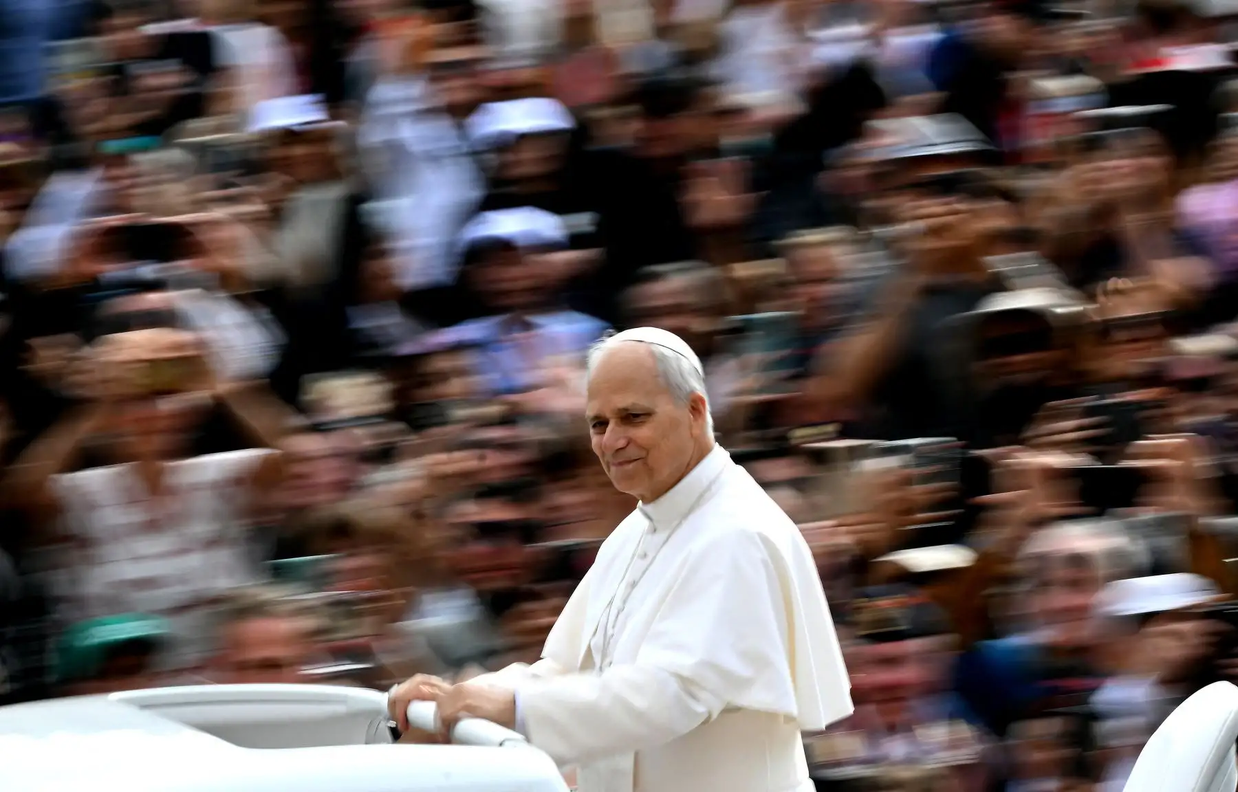 El Papa León XIV es recibido por un peregrino en la Plaza de San Pedro a su llegada a la Audiencia General Semanal en el Vaticano. Foto: AFP