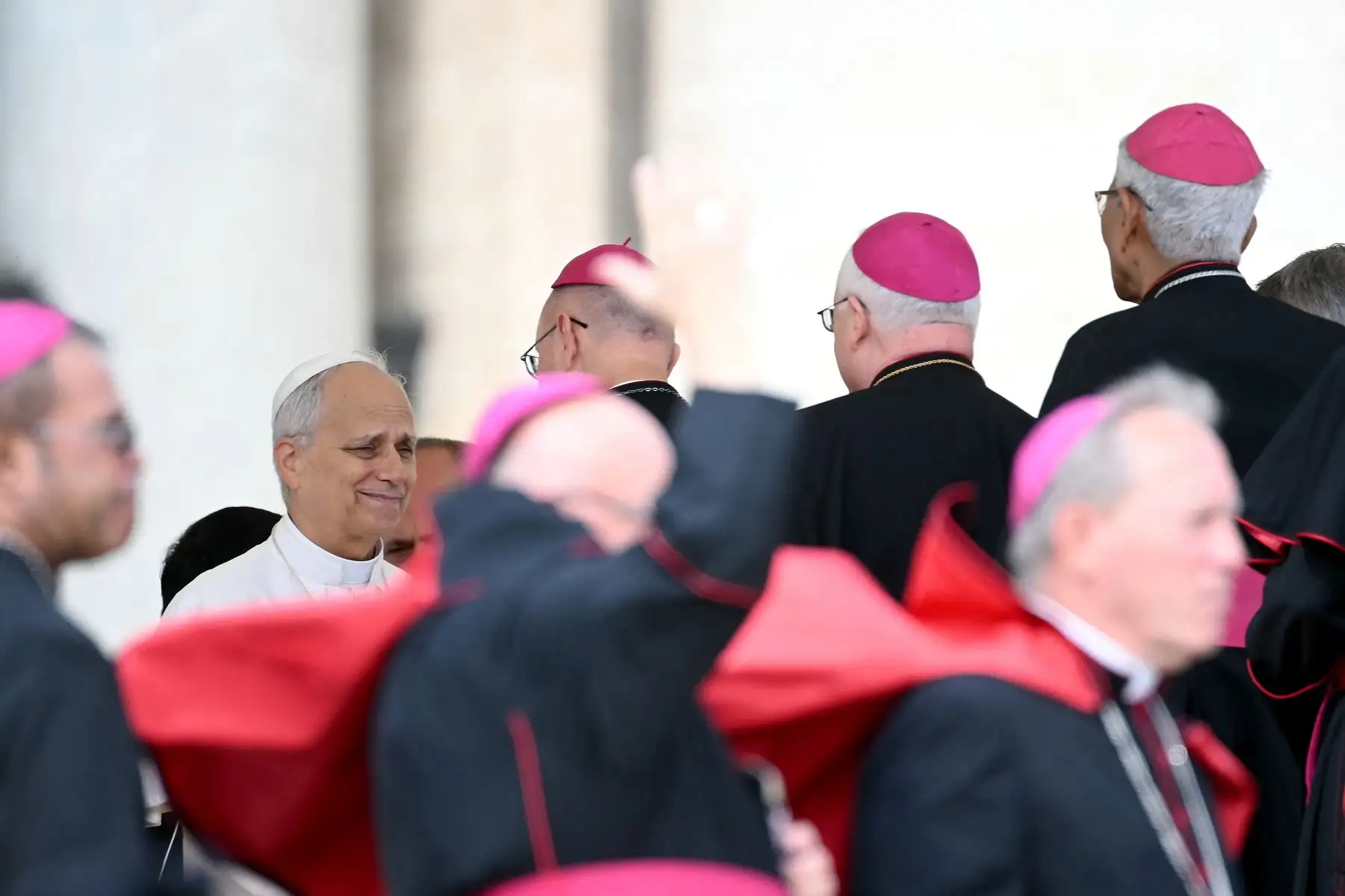 El Papa León XIV es reconocido por los obispos durante la Audiencia General Semanal en el Vaticano. Foto: AFP