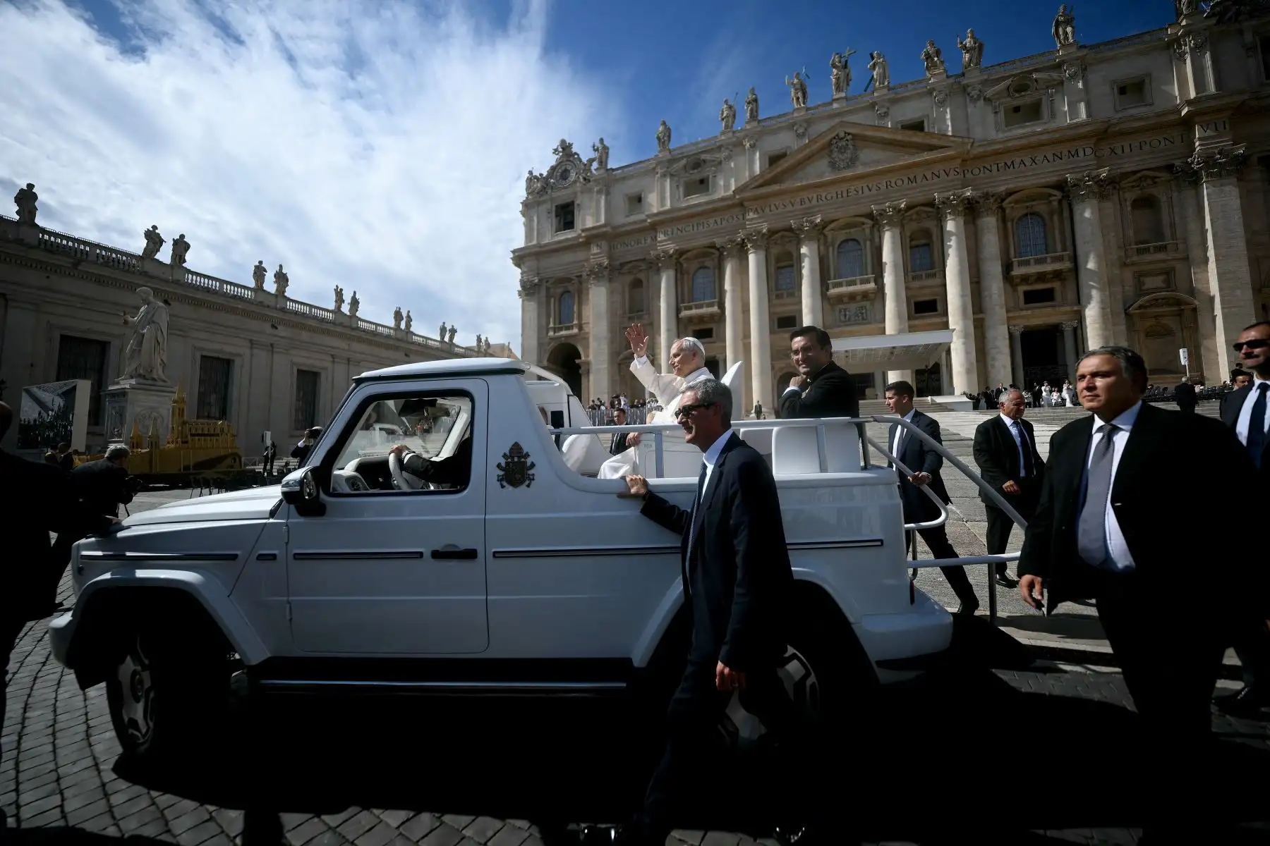 El Papa León XIV saluda a los peregrinos al partir en el papamóvil al final de la Audiencia General Semanal en el Vaticano. Foto: AFP