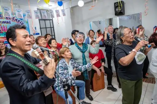 Adultos mayores cantando Essalud