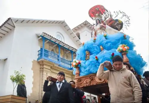 Con la Procesión de Despierto, Paucartambo inició hoy las celebraciones por la Festividad en honor a la Santísima Virgen del Rosario. Hasta esta ciudad cusqueña llegaron cientos de devotos. ANDINA/Difusión