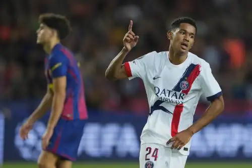 El delantero del PSG Senny Mayulu celebra su gol durante el partido de la primera fase de la Liga de Campeones que FC Barcelona y PSG disputan este miércoles en el estadio olímpico Lluis Companys. Foto: EFE