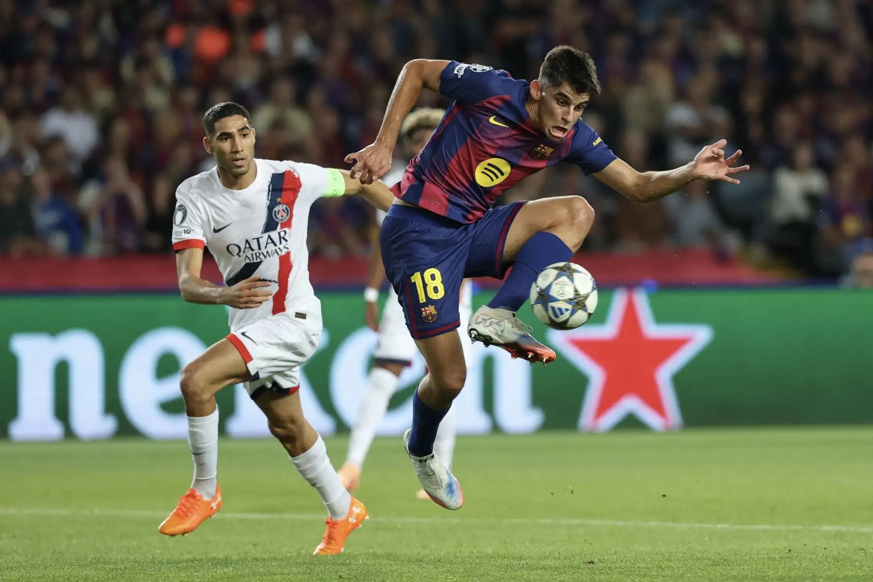 El defensa español  del Barcelona, ​​Gerard Martin, controla el balón disputado por el centrocampista marroquí del Paris Saint-Germain, Achraf Hakimi, durante el partido de fútbol de la jornada 2 de la fase de liga de la UEFA Champions League entre el FC Barcelona y el Paris Saint-Germain (PSG). Foto: AFP