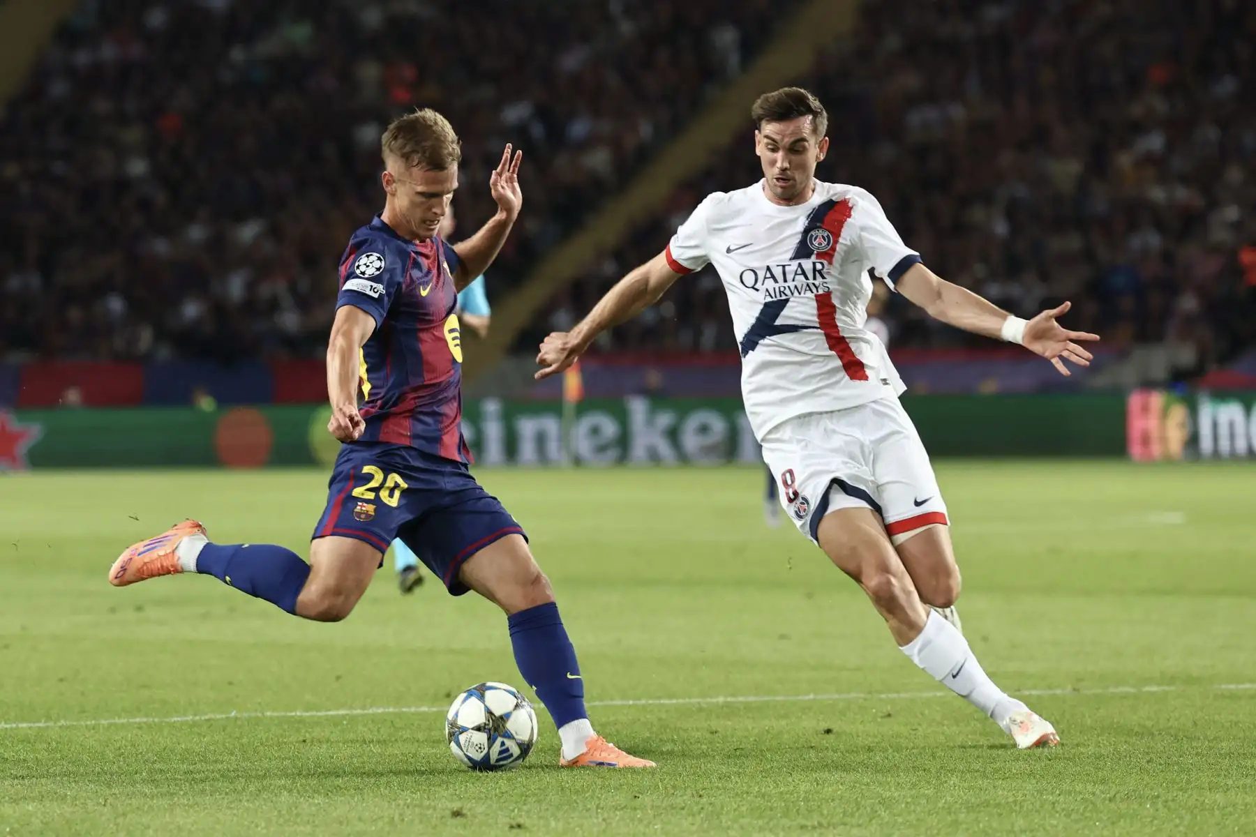 El centrocampista español  del Barcelona, ​​Daniel Olmo, patea el balón disputado por el centrocampista español  del Paris Saint-Germain, Fabián Ruiz, durante el partido de fútbol de la jornada 2 de la fase de liga de la UEFA Champions League entre el FC Barcelona y el Paris Saint-Germain (PSG). AFP