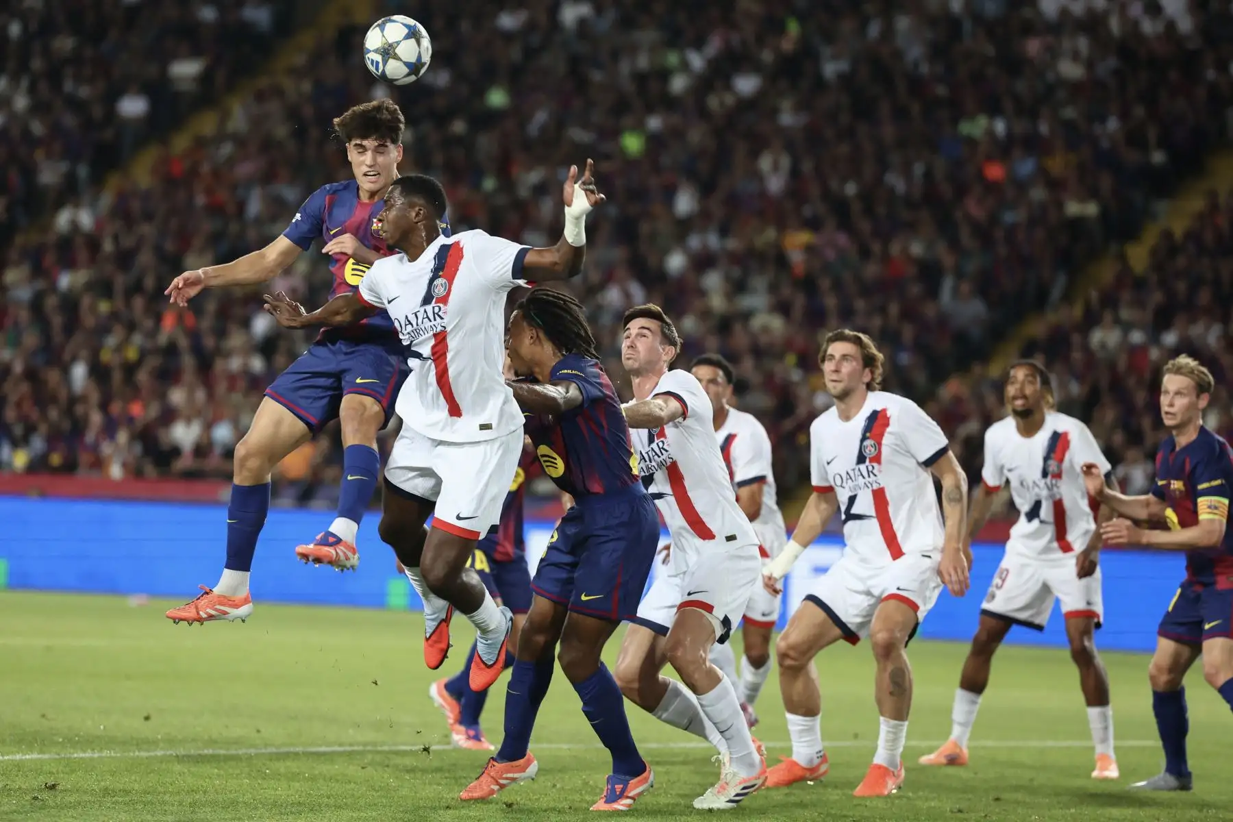 El defensa español  del Barcelona Pau Cubarsi  intenta un cabezazo con el defensa ecuatoriano  del Paris Saint-Germain William Pacho durante el partido de fútbol de la jornada 2 de la fase de liga de la UEFA Champions League entre el FC Barcelona y el Paris Saint-Germain (PSG). AFP