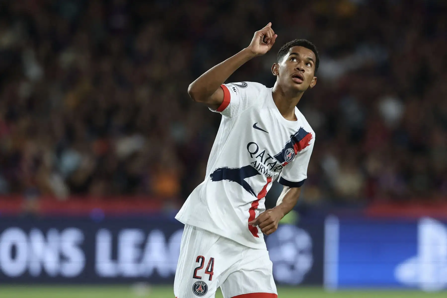 El centrocampista francés del Paris Saint-Germain, Senny Mayulu, celebra su primer gol durante el partido de fútbol de la jornada 2 de la fase de liga de la UEFA Champions League entre el FC Barcelona y el Paris Saint-Germain (PSG). AFP