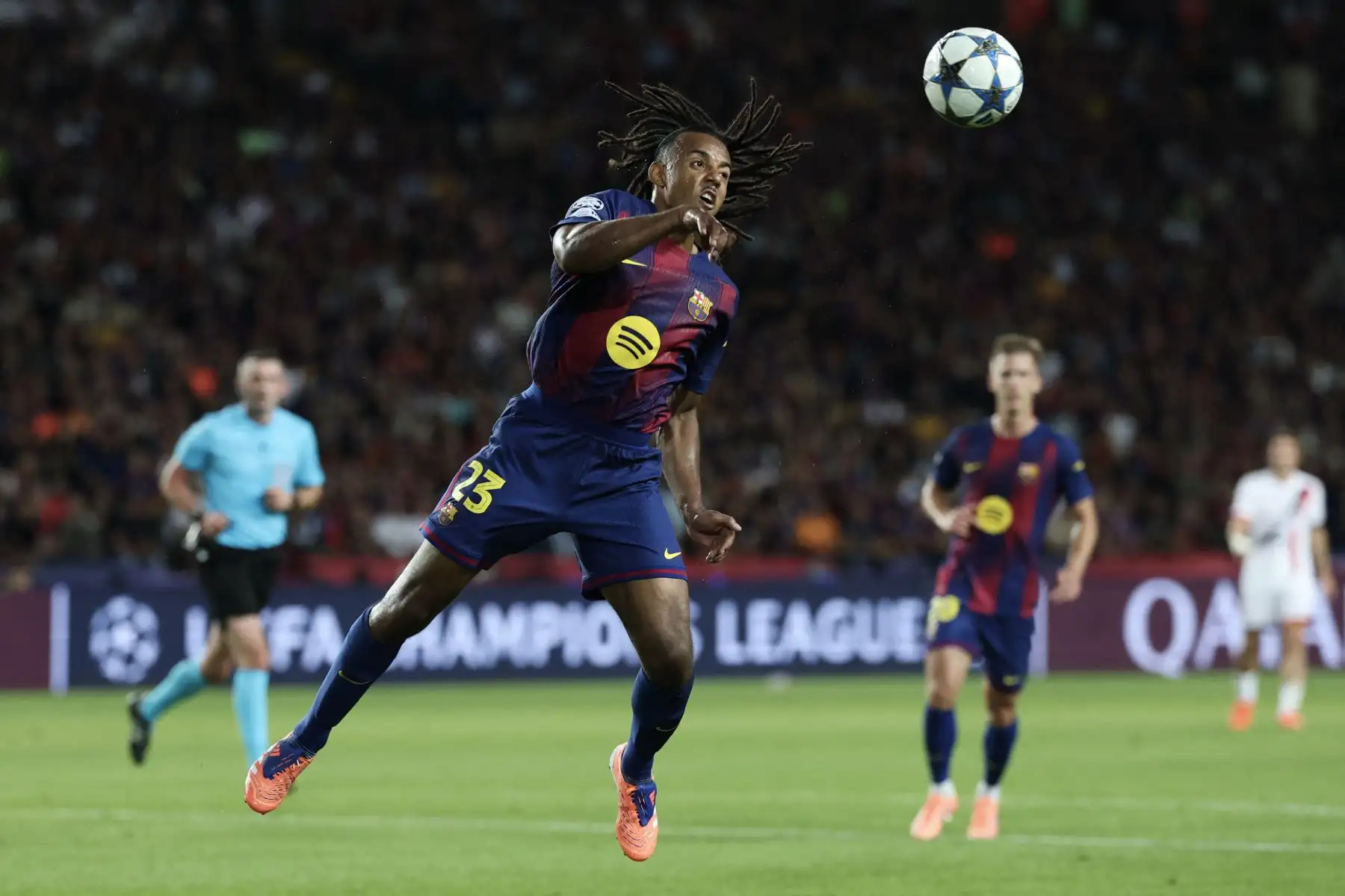 El defensa francés del Barcelona, ​​Jules Kounde, cabecea el balón durante el partido de la segunda jornada de la fase de liga de la UEFA Champions League entre el FC Barcelona y el Paris Saint-Germain (PSG). AFP
