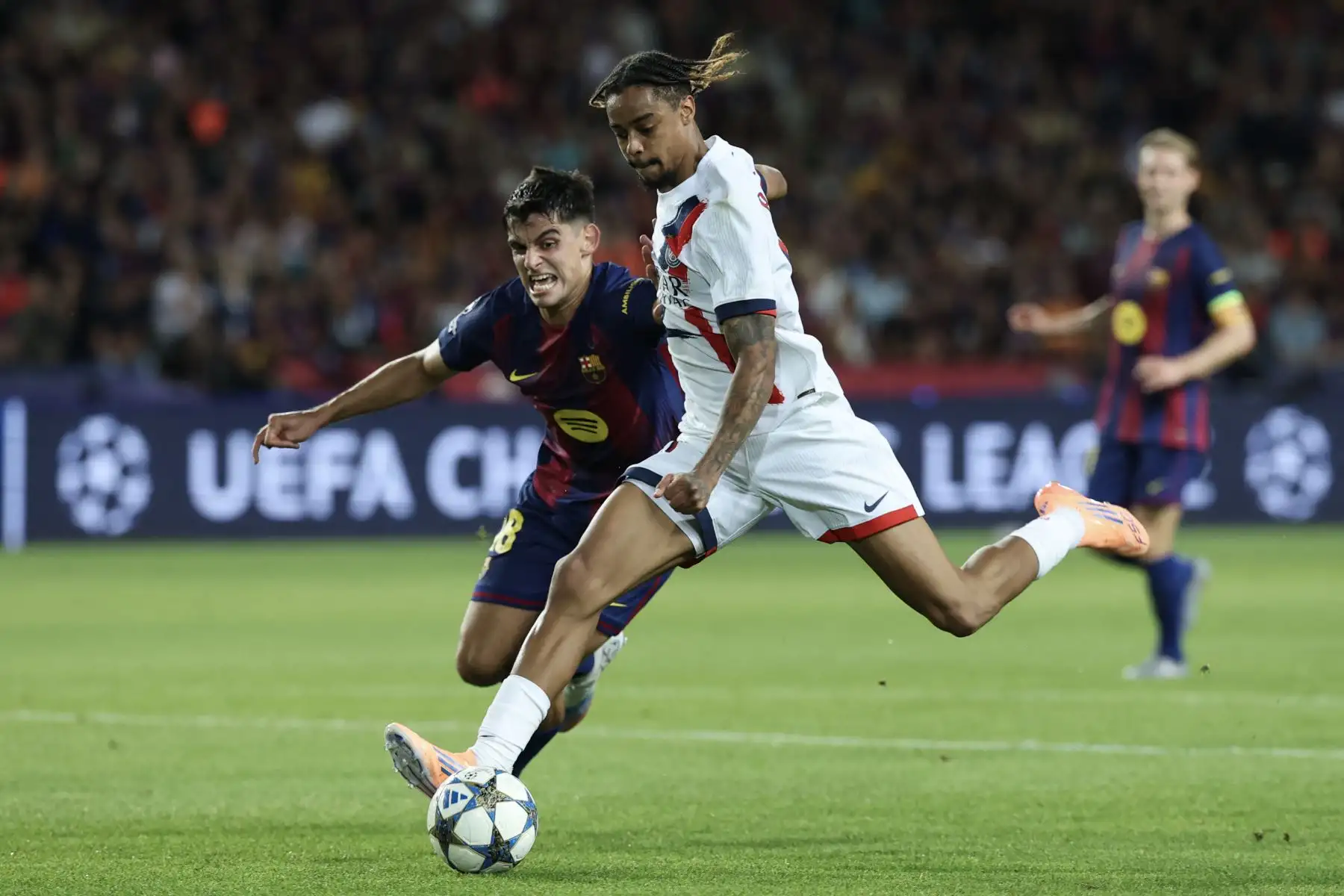 El delantero francés del Paris Saint-Germain, Bradley Barcola controla el balón más allá del defensa español del Barcelona, ​​Gerard Martin, durante el partido de fútbol de la jornada 2 de la fase de liga de la UEFA Champions League entre el FC Barcelona y el Paris Saint-Germain (PSG). AFP