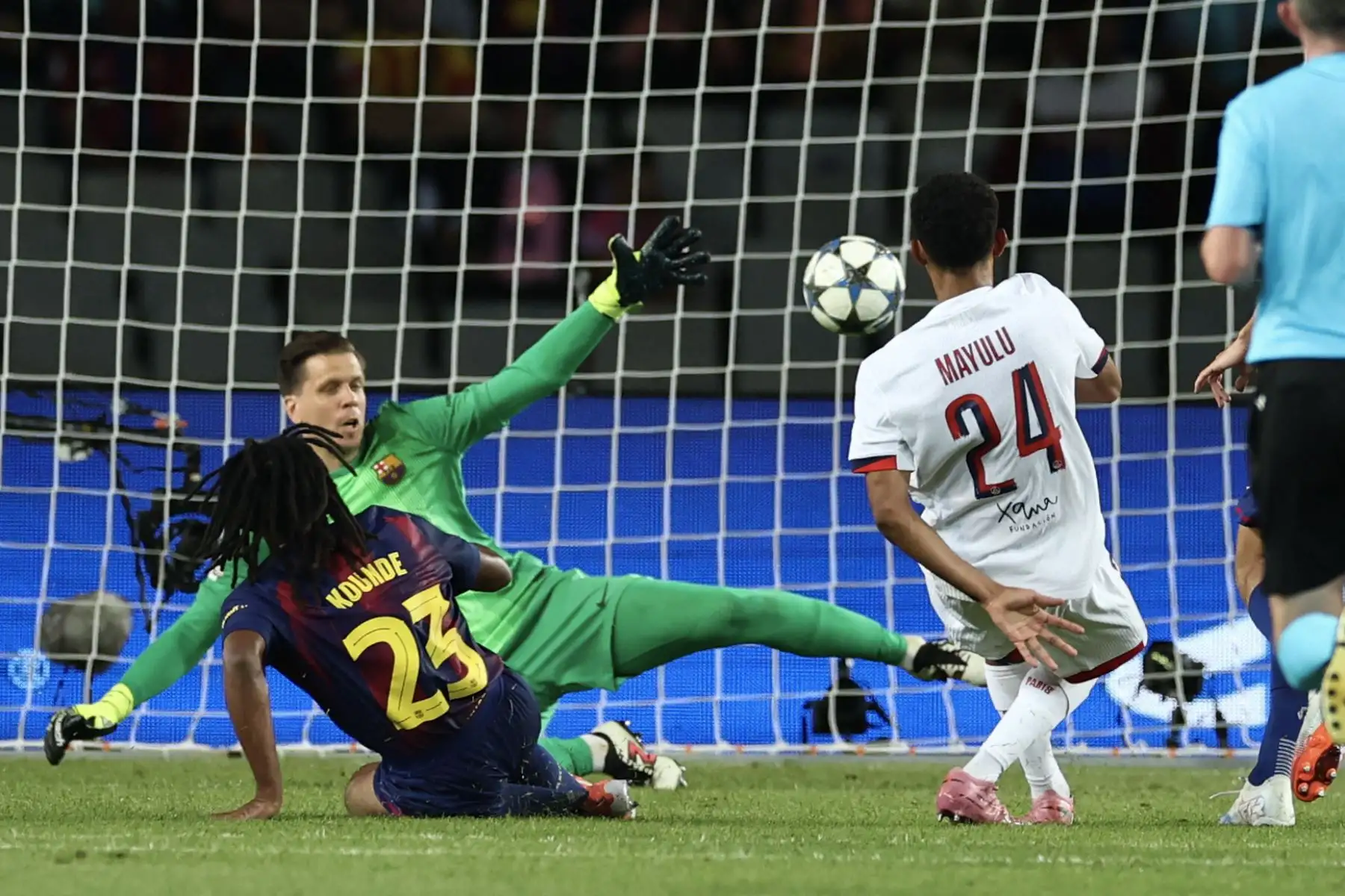 El centrocampista francés  del Paris Saint-Germain, Senny Mayulu  marca su primer gol durante el partido de fútbol de la jornada 2 de la fase de liga de la UEFA Champions League entre el FC Barcelona y el Paris Saint-Germain (PSG). AFP