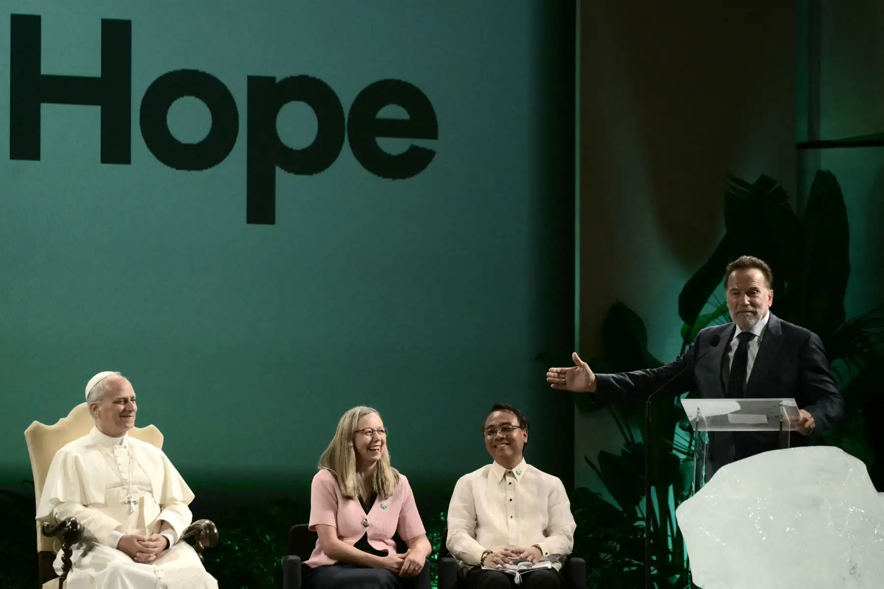 El Papa León XIV  escucha al actor y político estadounidense Arnold Schwarzenegger durante la Conferencia Internacional “Raising Hope for Climate Justice” con motivo del décimo aniversario de la Encíclica Laudato Sií en el Centro Mariápolis de Castel Gandolfo. Foto: AFP
