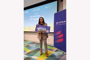 María Fernández Arribasplata, periodista de la Agencia Peruana de Noticias Andina y el Diario Oficial El Peruano, alcanzó el máximo reconocimiento en la categoría “Profesional” con la publicación “Audio: Peruana desarrolla máquina de bajo costo que hila fibras textiles hechas con gelatina” publicado en Andina Podcast.