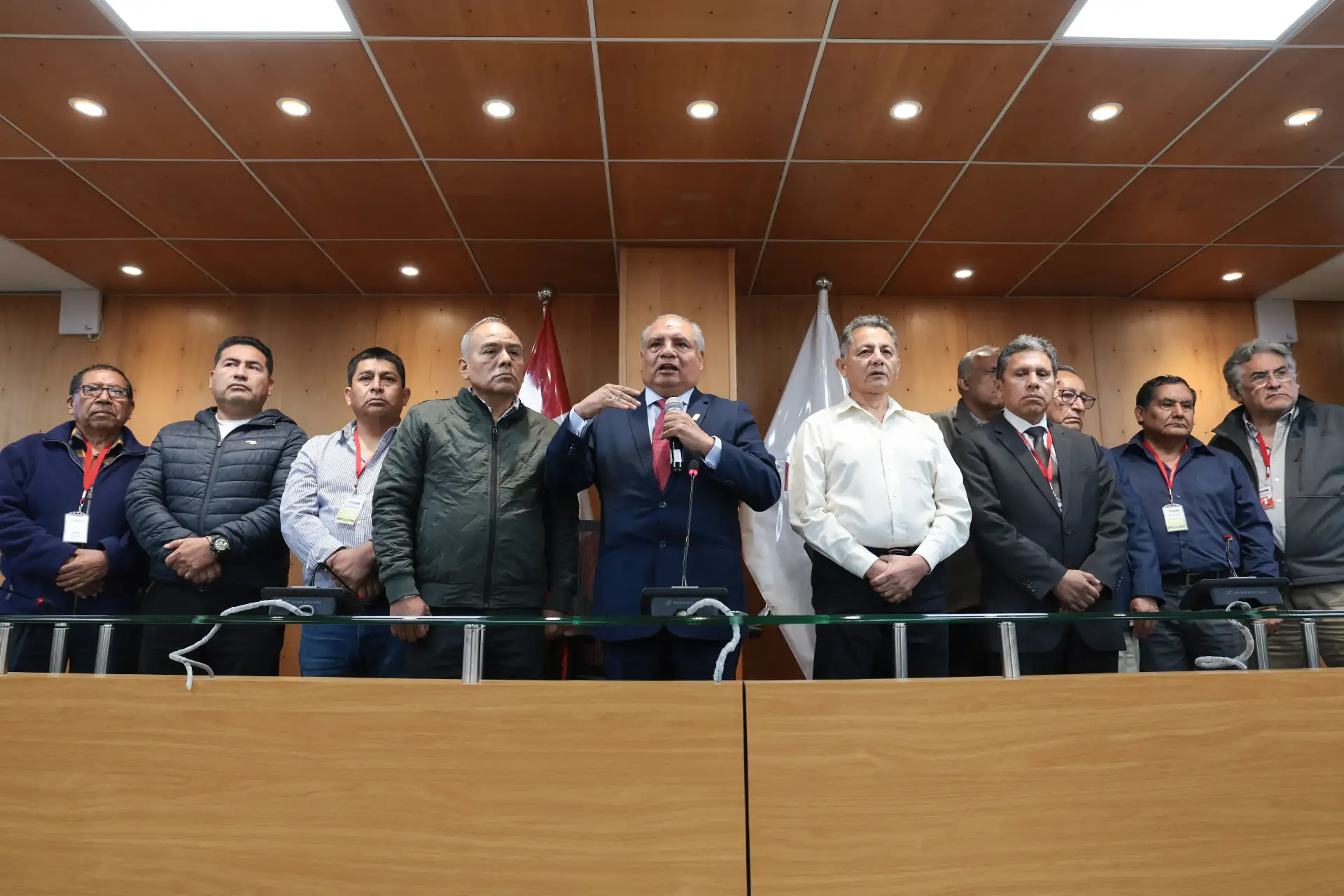 El titular del MTC, César Sandoval Pozo, sostuvo una reunión con los gremios de transportistas formales de Lima y Callao. Aseguró que mañana "más del 80% del empresariado del transporte trabajará con normalidad porque prioriza a los usuarios y confía en los acuerdos alcanzados con el Gobierno”. MTC