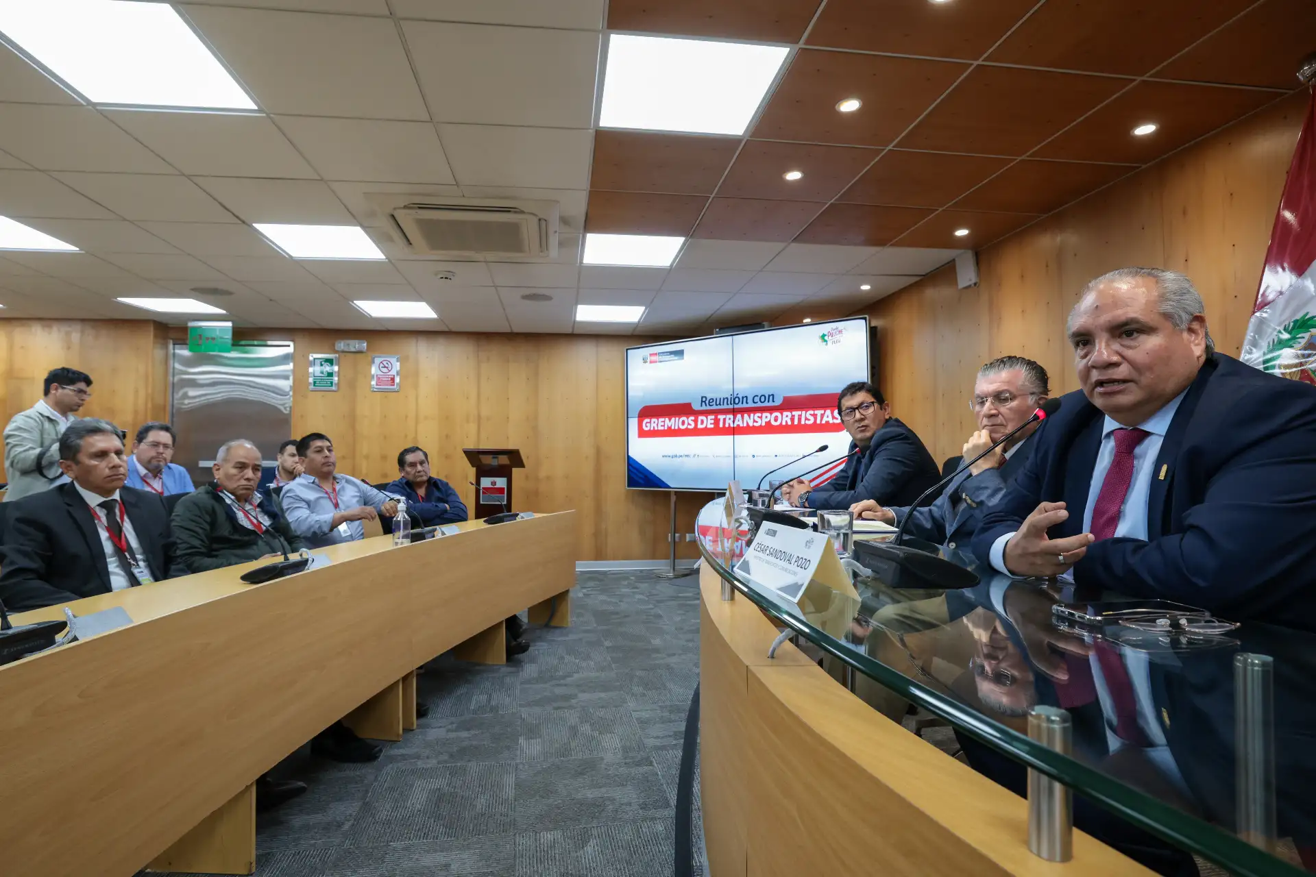 El titular del MTC, César Sandoval Pozo, sostuvo una reunión con los gremios de transportistas formales de Lima y Callao. Aseguró que mañana "más del 80% del empresariado del transporte trabajará con normalidad porque prioriza a los usuarios y confía en los acuerdos alcanzados con el Gobierno”. MTC