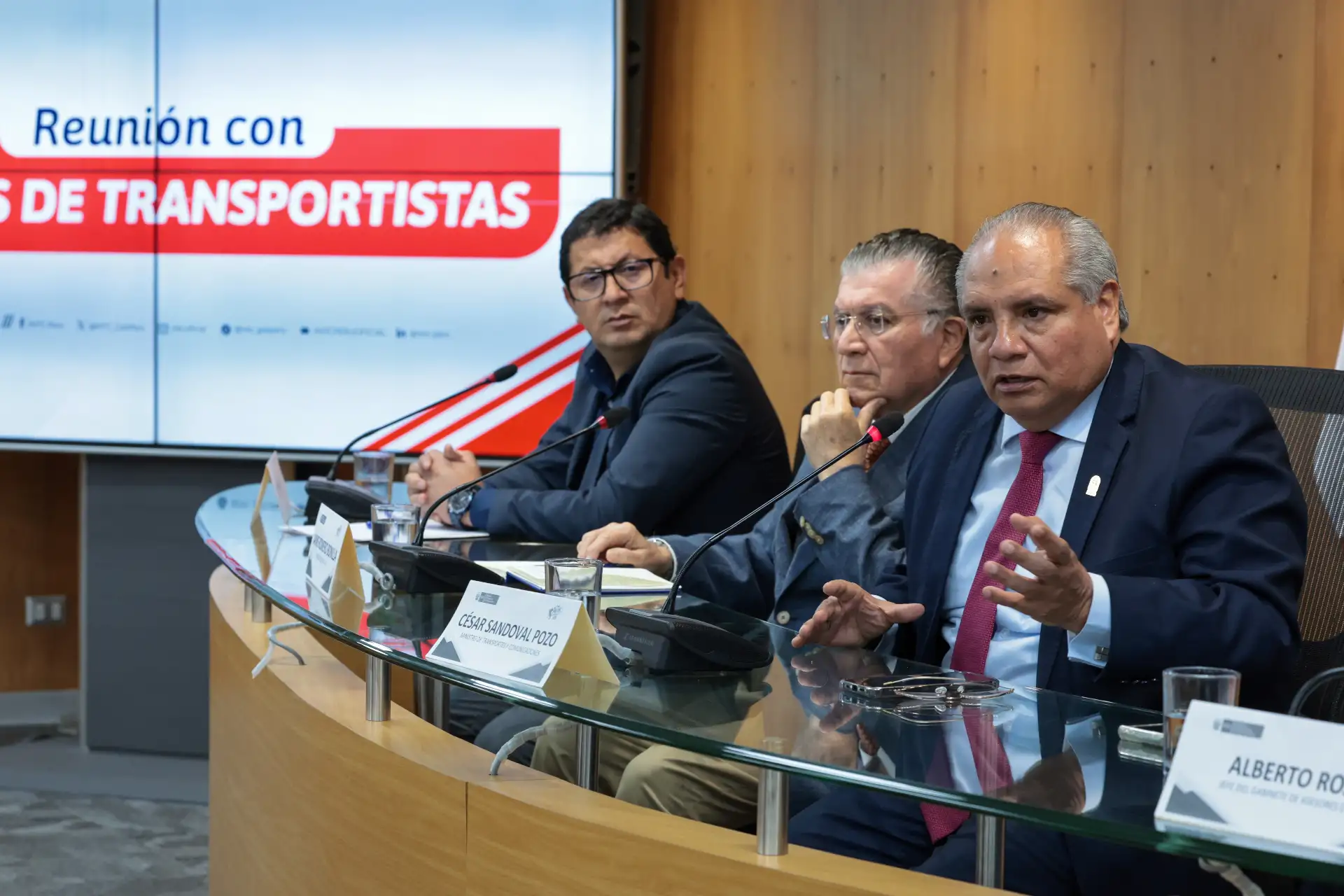 El titular del MTC, César Sandoval Pozo, sostuvo una reunión con los gremios de transportistas formales de Lima y Callao. Aseguró que mañana "más del 80% del empresariado del transporte trabajará con normalidad porque prioriza a los usuarios y confía en los acuerdos alcanzados con el Gobierno”. MTC