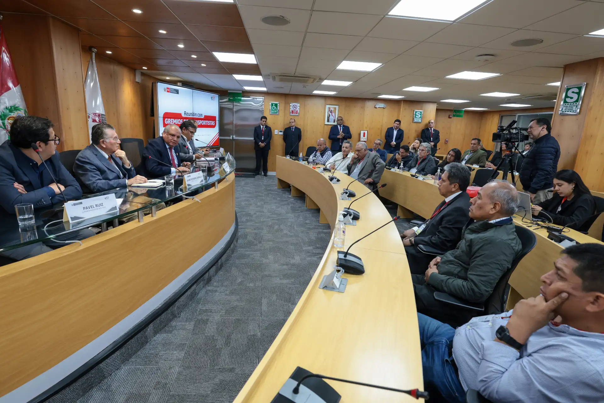 El titular del MTC, César Sandoval Pozo, sostuvo una reunión con los gremios de transportistas formales de Lima y Callao. Aseguró que mañana "más del 80% del empresariado del transporte trabajará con normalidad porque prioriza a los usuarios y confía en los acuerdos alcanzados con el Gobierno”. MTC