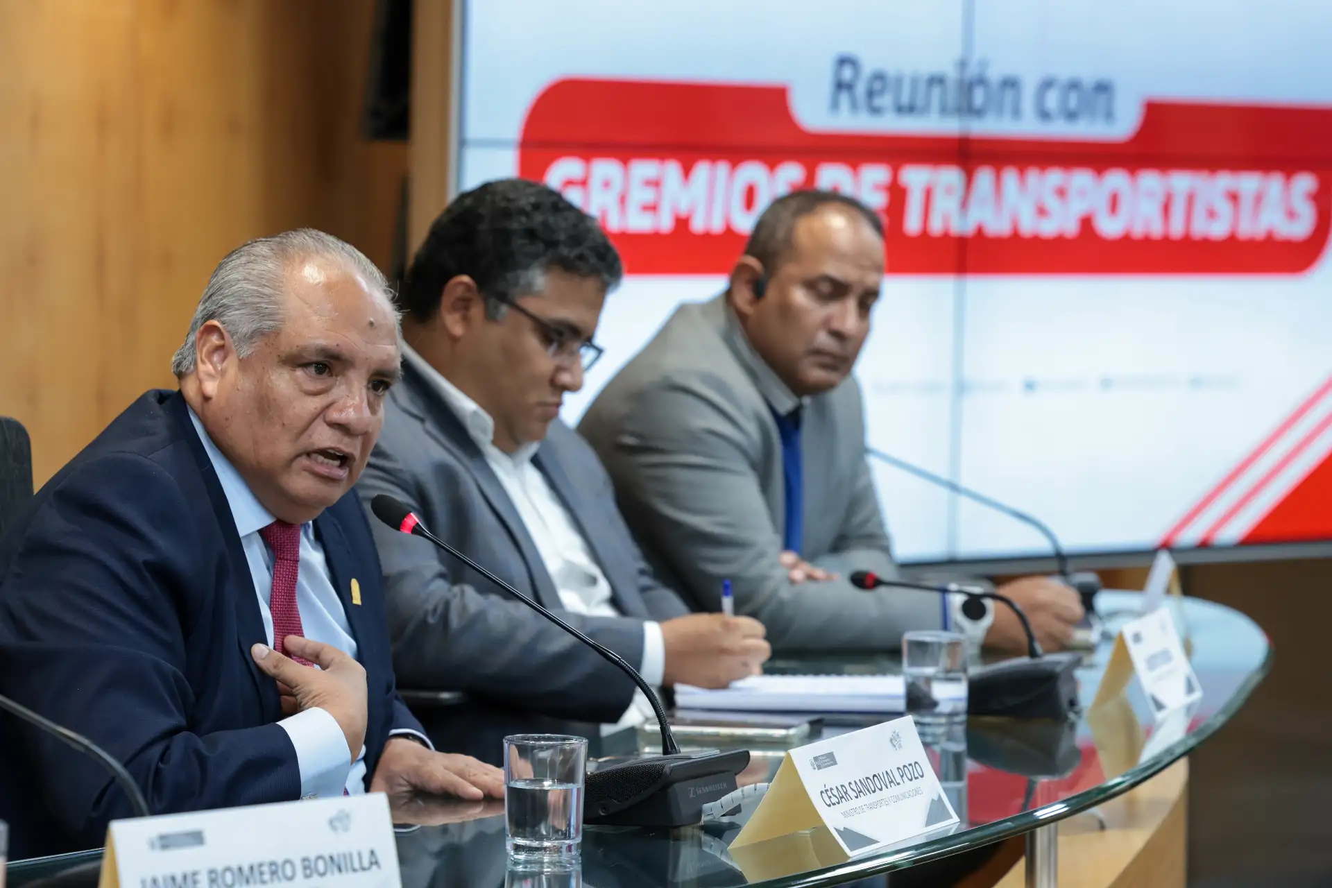 El titular del MTC, César Sandoval Pozo, sostuvo una reunión con los gremios de transportistas formales de Lima y Callao. Aseguró que mañana "más del 80% del empresariado del transporte trabajará con normalidad porque prioriza a los usuarios y confía en los acuerdos alcanzados con el Gobierno”. MTC